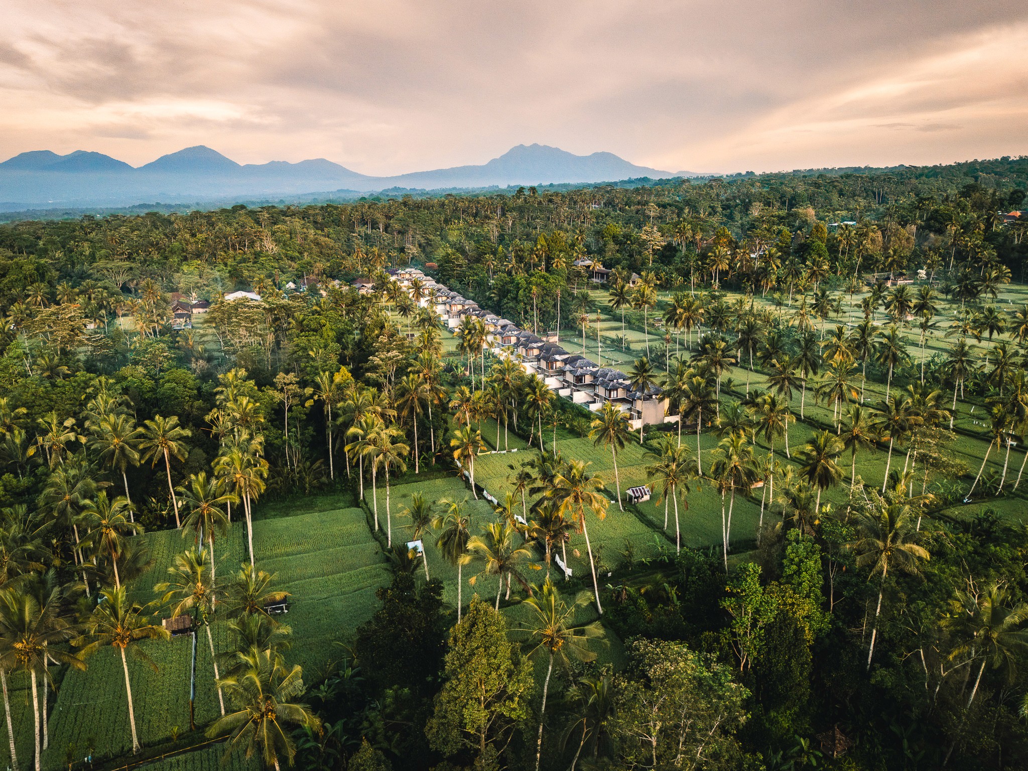 Luftaufnahme der Khastana Hadi Luxury Villas in Ubud, Bali – Luxuriöse Rückzugsoase inmitten tropischer Natur und Reisterrassen