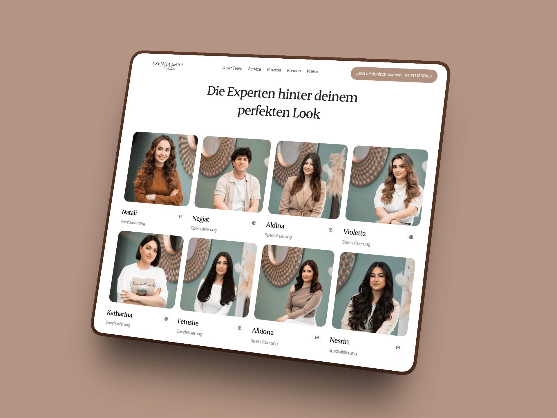 Auf diesem Bild ist die Teamseite mit der Headline „Die Experten hinter deinem perfekten Look“ zu sehen. Darunter werden die Teammitglieder in einem Raster aus Portrait‑Cards mit Namen und Platzhalter für Spezialisierung dargestellt, jeweils vor demselben Salon‑Hintergrund, was Professionalität und Teamgröße visuell unterstreicht.
