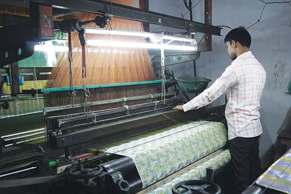 India’s IIP grew 0.4% YoY in Oct 2025. Manufacturing rose 1.8%; 9 of 23 groups positive. Read our quick analysis, sector breakdown, and business takeaways. 