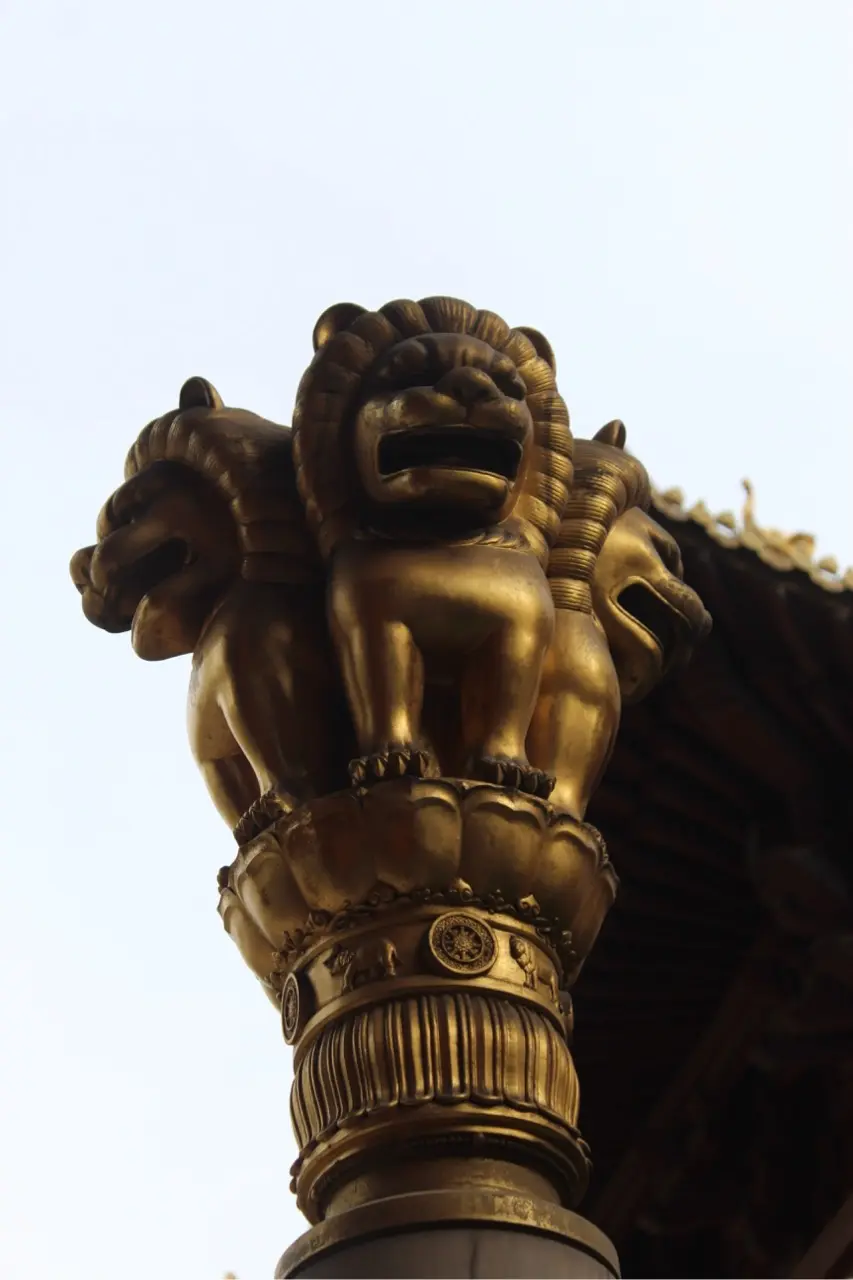 traditionele gouden leeuwenbeelden in Jing'an tempel