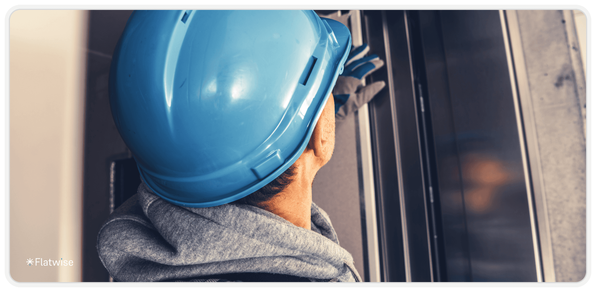 Bild zeigt einen Professionisten, der einen Lift wartet.