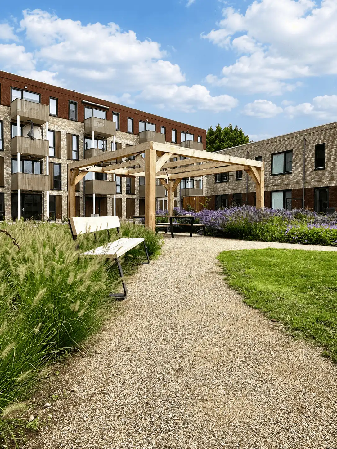 Zakelijk tuinontwerp en tuinaanleg voor woningcoöperatie in Cuijk door Hoveniersbedrijf Star Landscaping