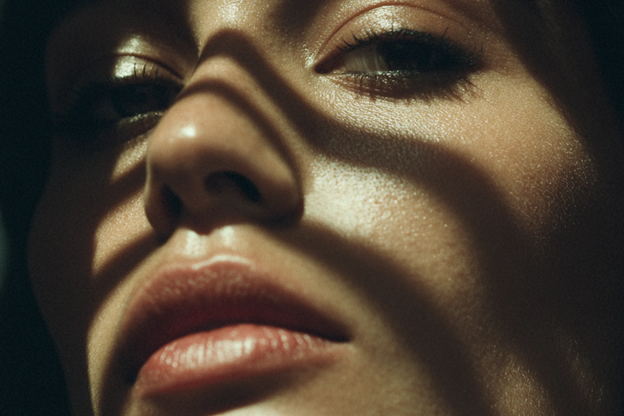 Nahaufnahme eines Gesichts im Sonnenlicht – Wärme, Ruhe und Natürlichkeit als Sinnbild für das Leben in MARTA.