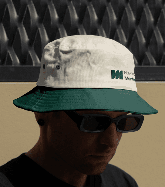 Logotipo formado por las palabras weuta en blanco sobre fondo naranja corporativo.