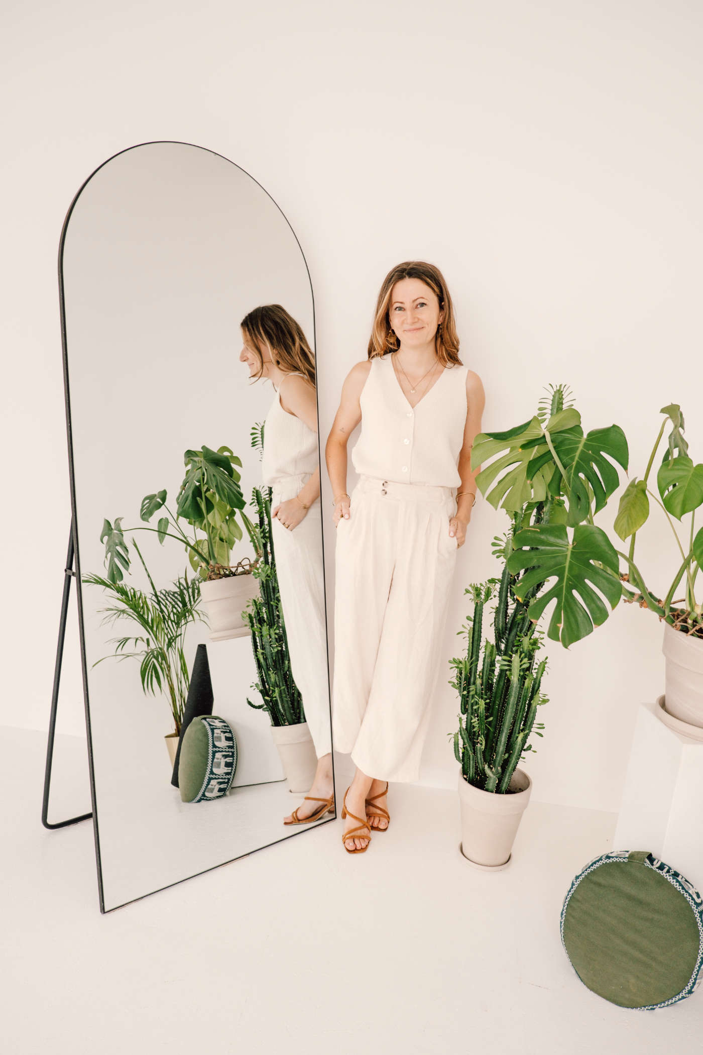 Franzi steht vor Spiegel