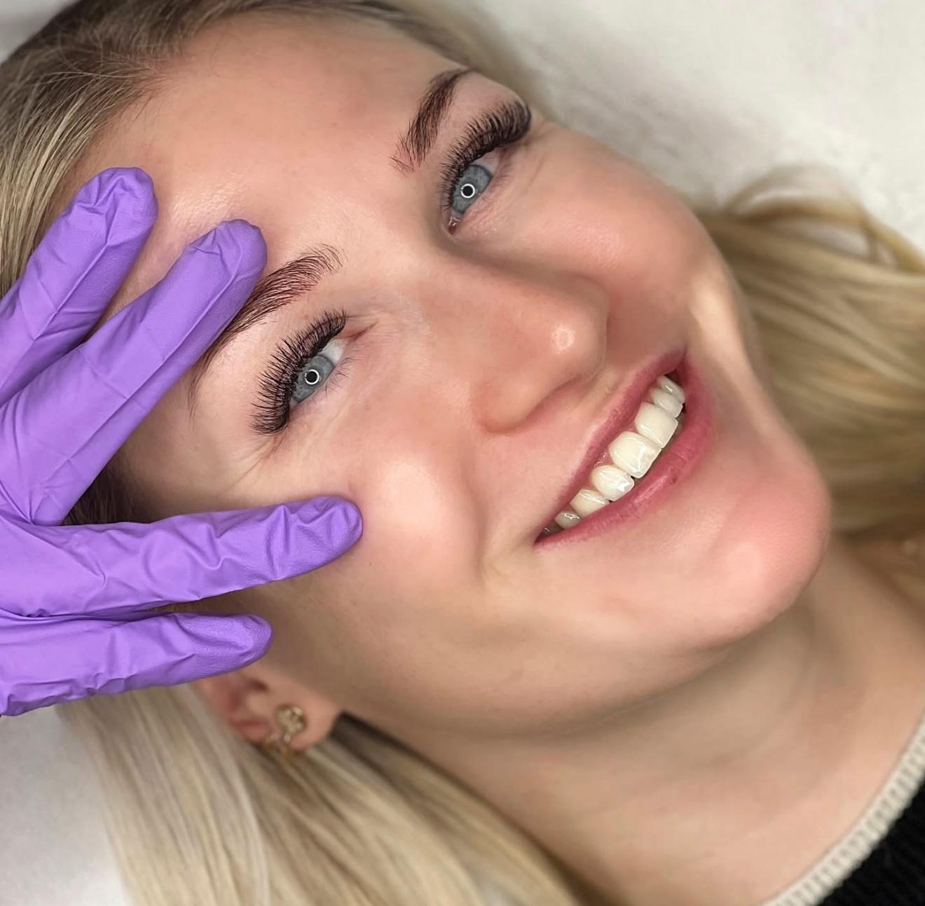 women with black eyeliner makeup