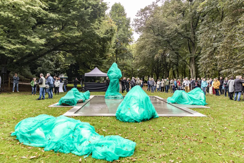 Isometrische Zeichnung eines Bauprojekts mit mehreren Gebäuden und markierten Strukturen in Rot