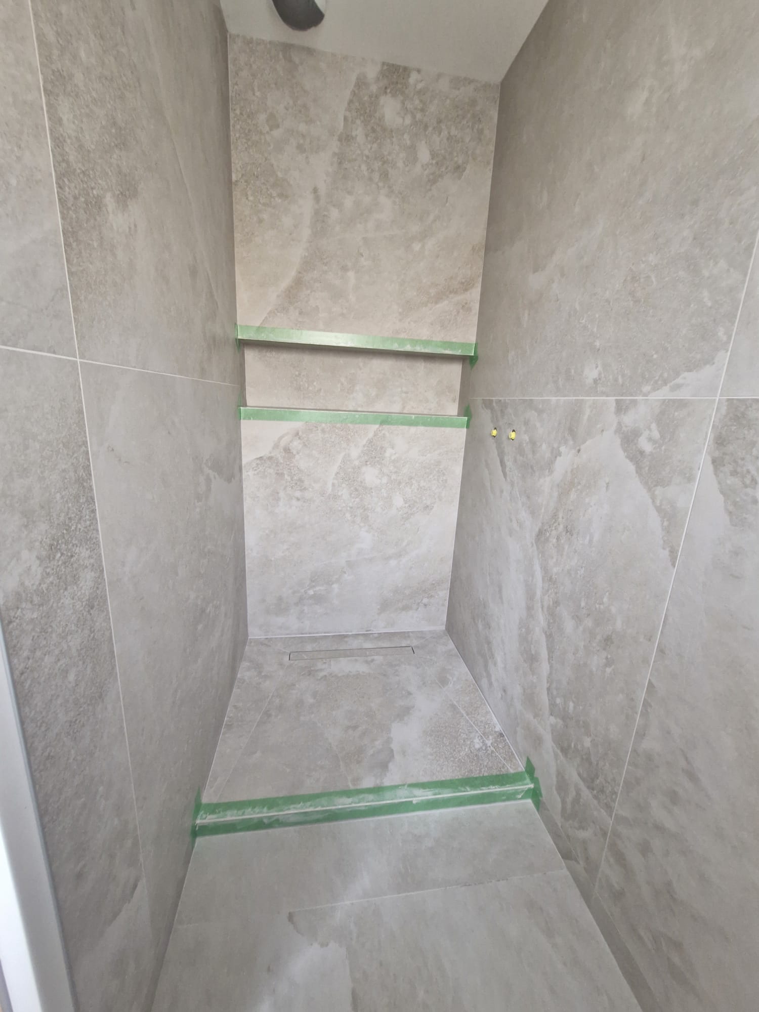 Douche italienne en carrelage 120×120 sur natte d'étanchéité Schlüter, chantier dans les Yvelines (78)