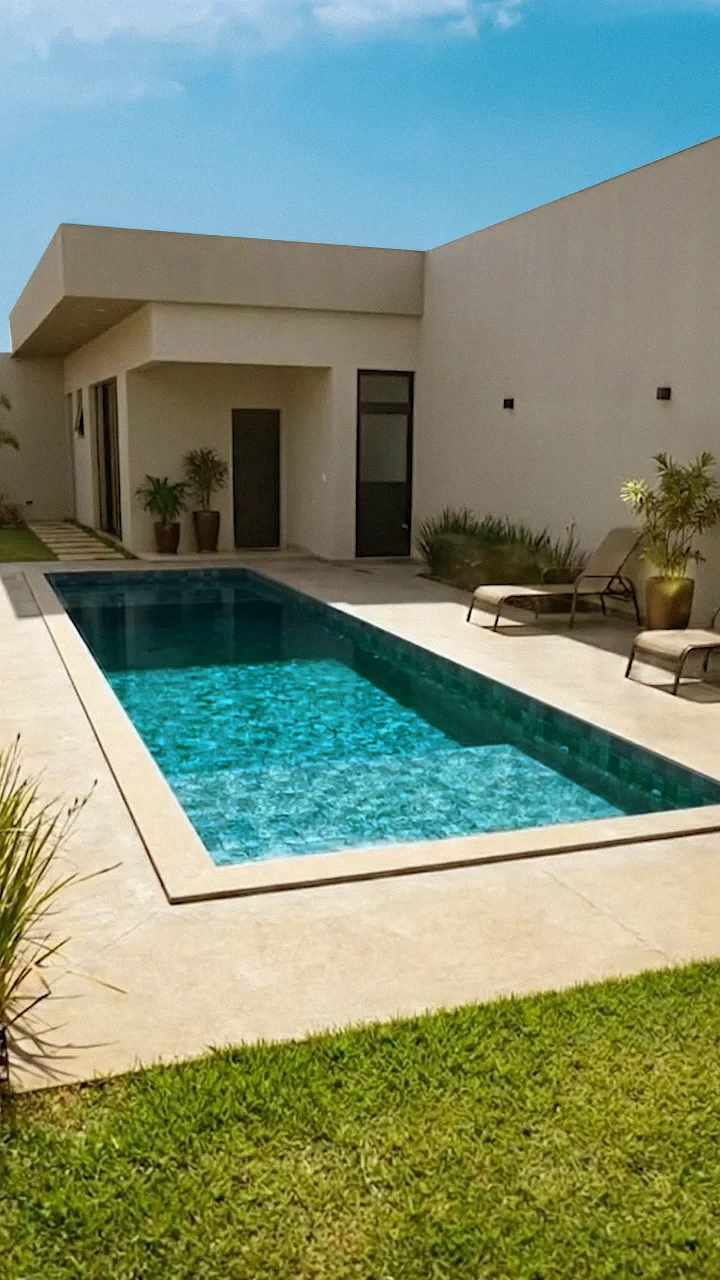Piscina retangular Garden com acabamento em pastilhas no quintal