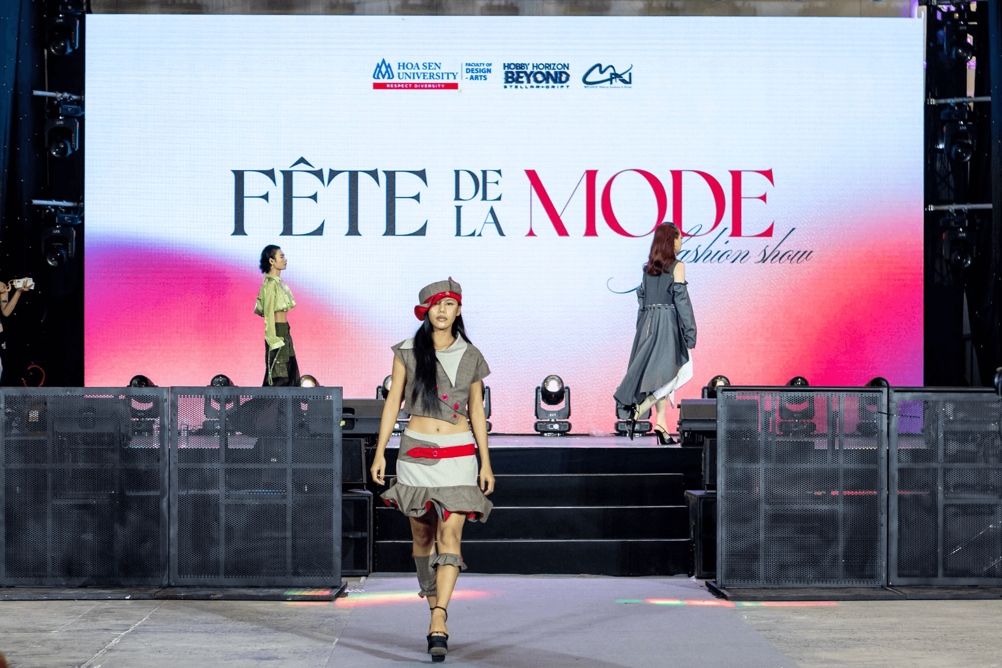 Sinh viên HSU khẳng định bản sắc trên sàn diễn FÊTE DE LA MODE tại Hobby Horizon Beyond 2025