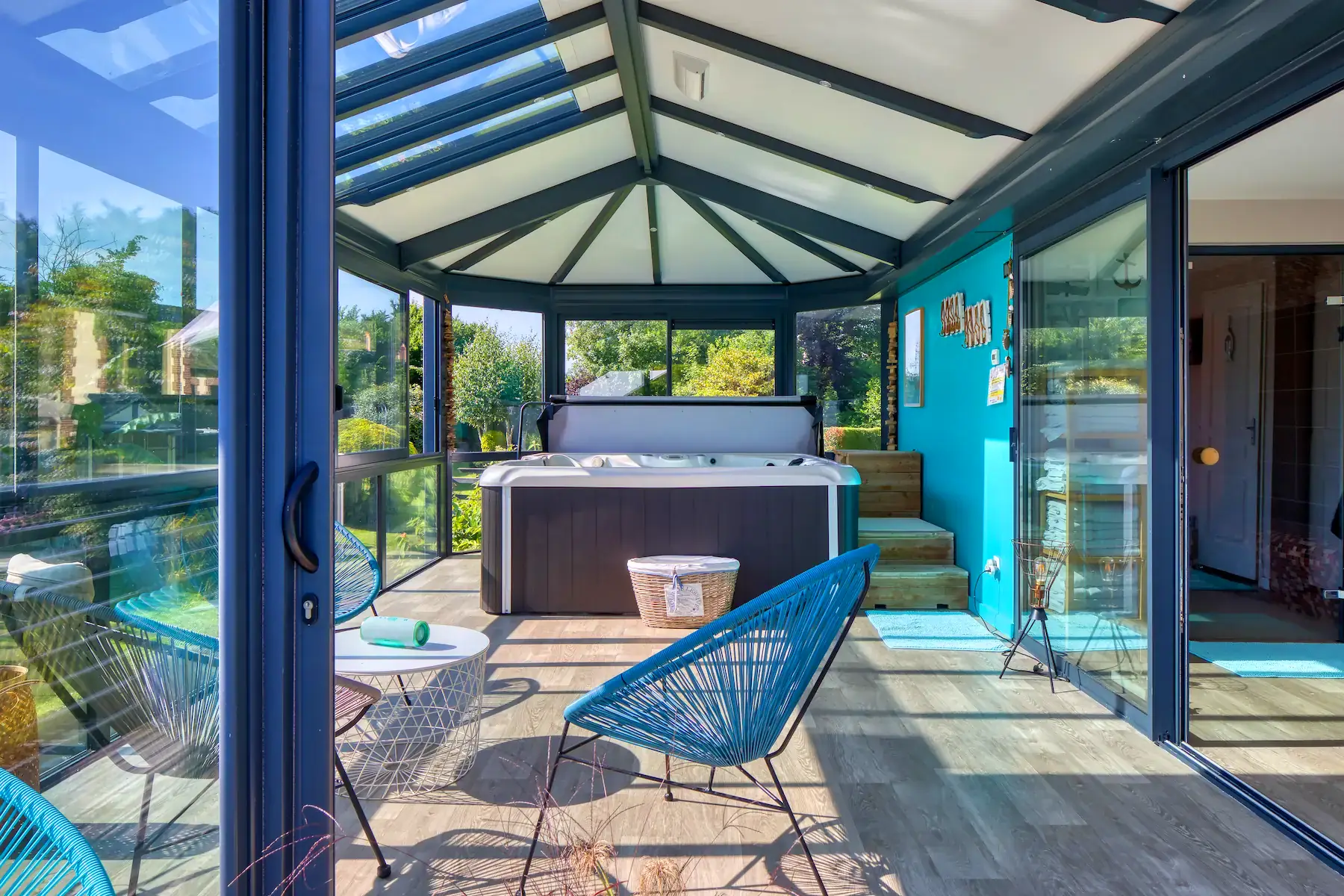 Jacuzzi de l'Espace Détente de la Villa Argonne avec vu sur la Nature