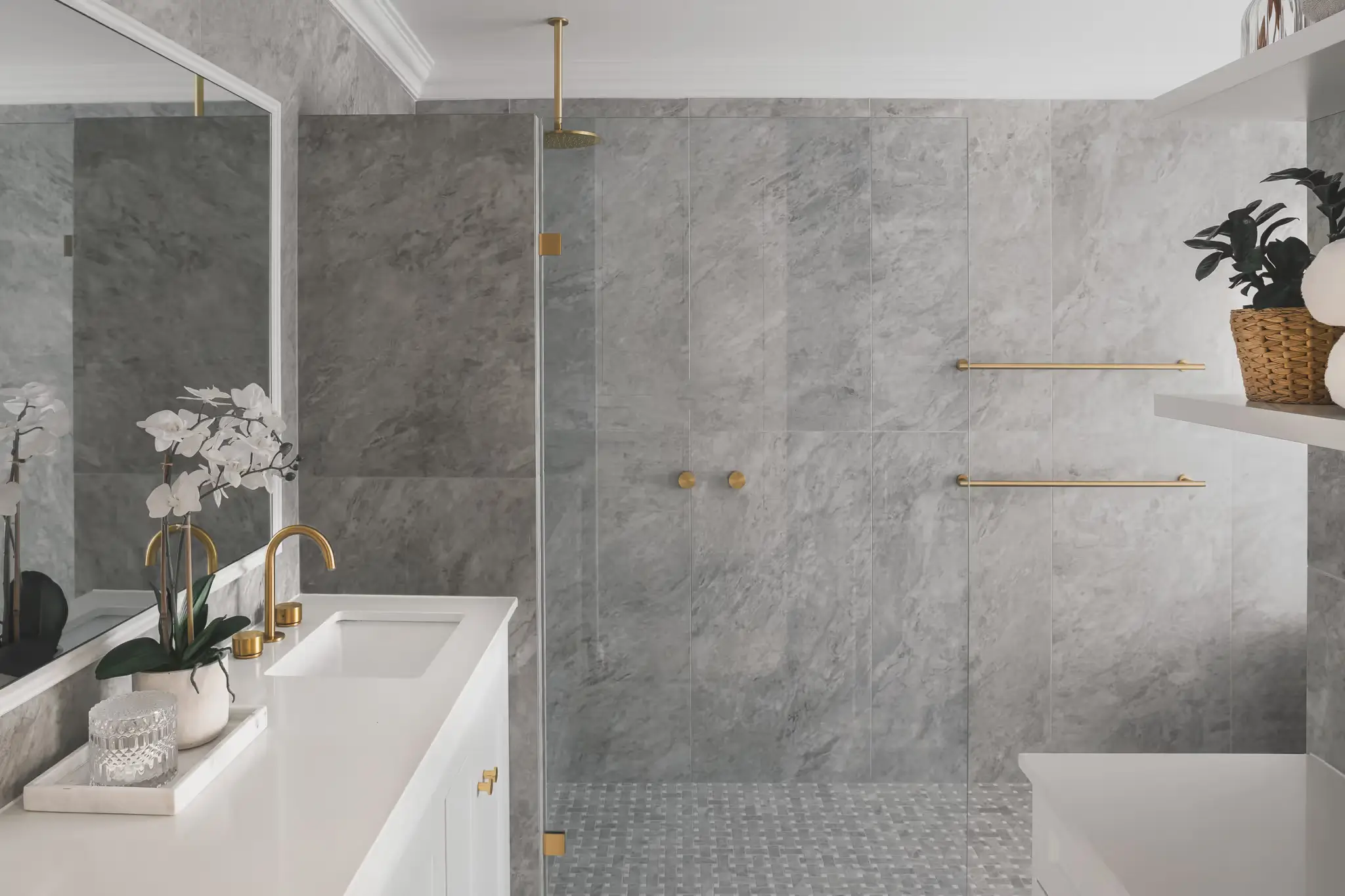 A large bathroom in Real House renovated by Invilla Architecture