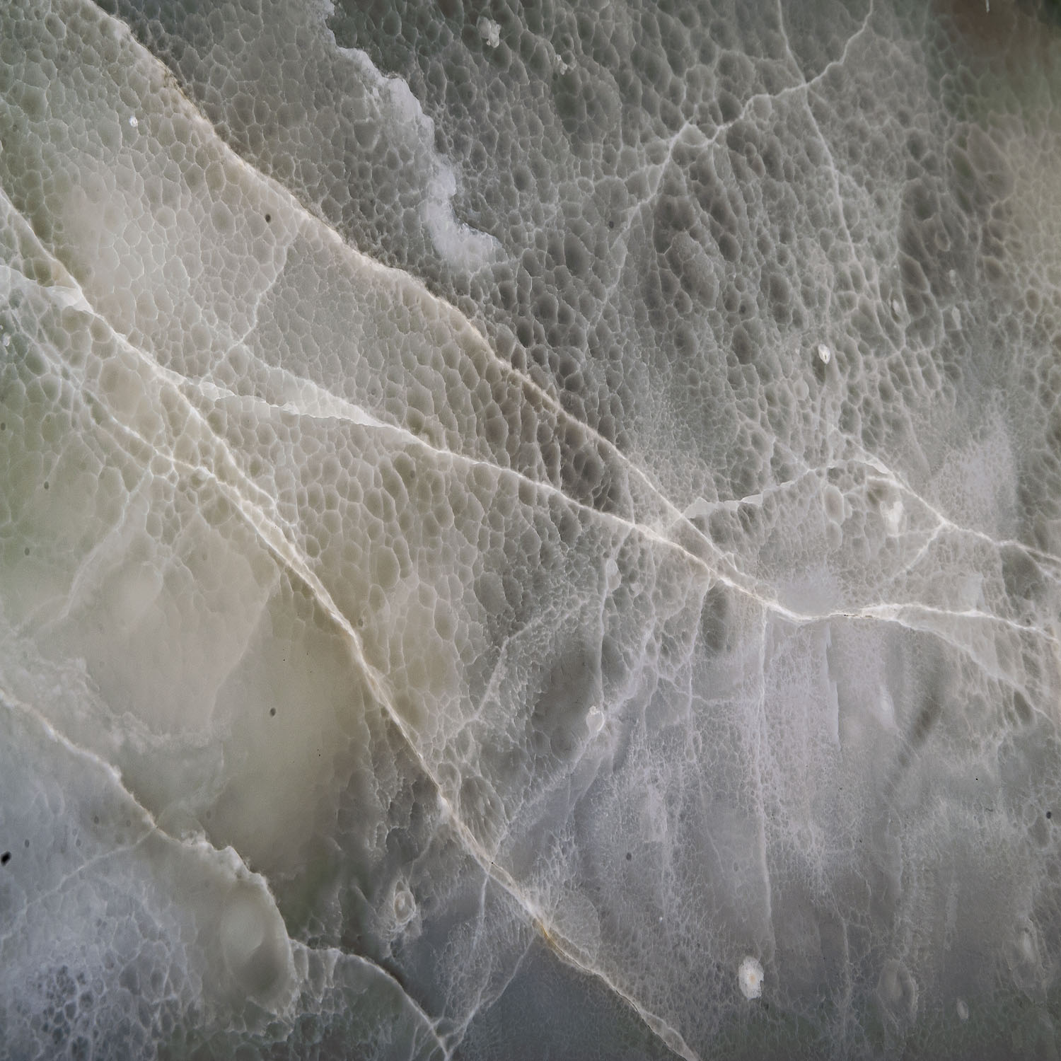 Hellgraue Maserung im Classic White Extra Onyx