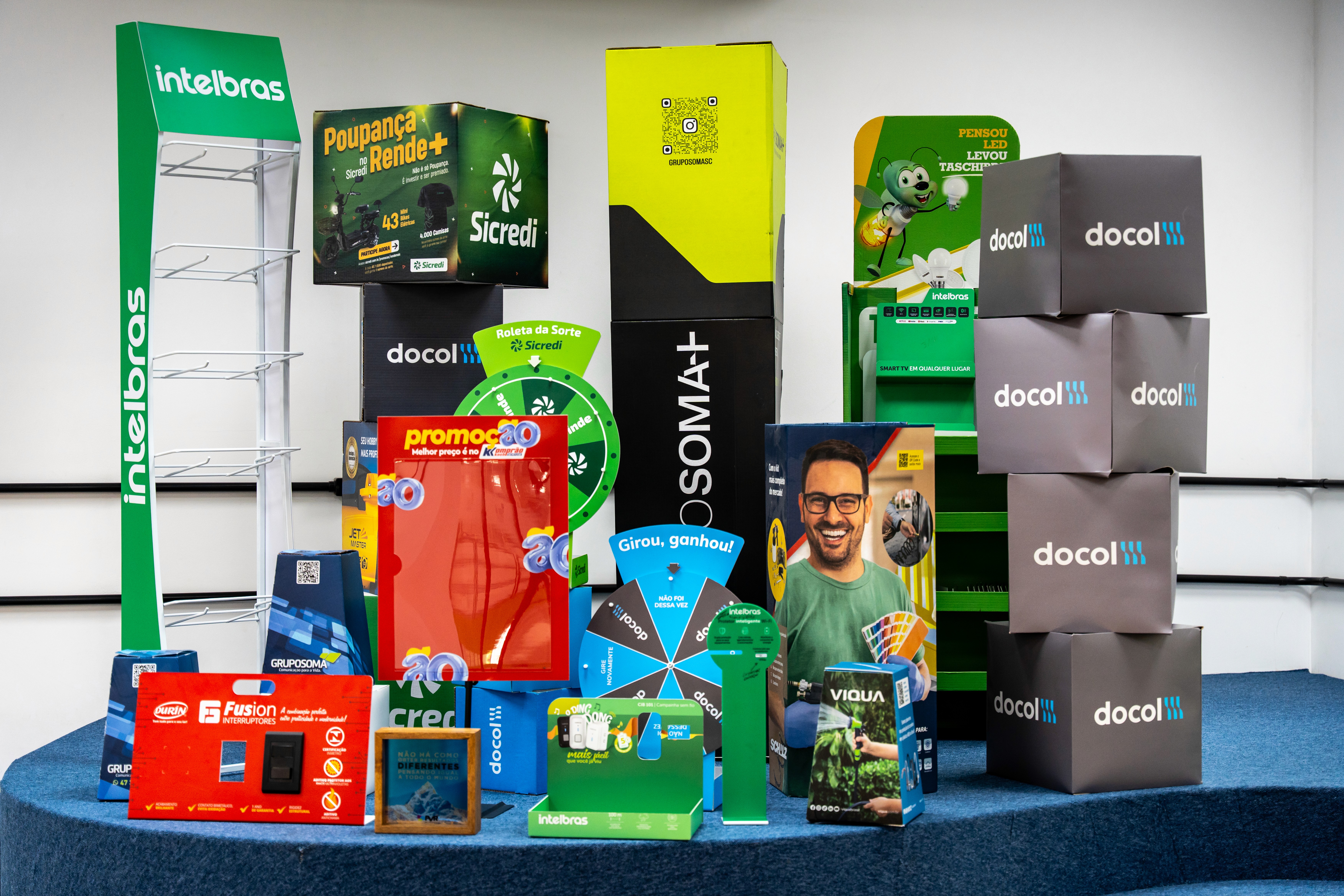 Black and white image of people working at a table with laptops, showing hands gesturing during discussion of digital content displayed on screens, with fabrica® logo in the corner.