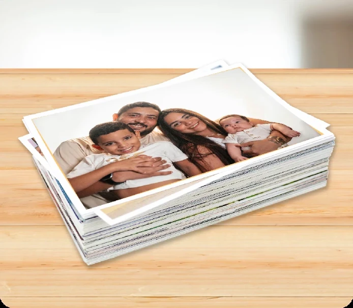 Pessoa segurando Fotolivro com foto em preto e branco de mãe beijando o filho recém-nascido, com o nome Pedro Henrique escrito na imagem