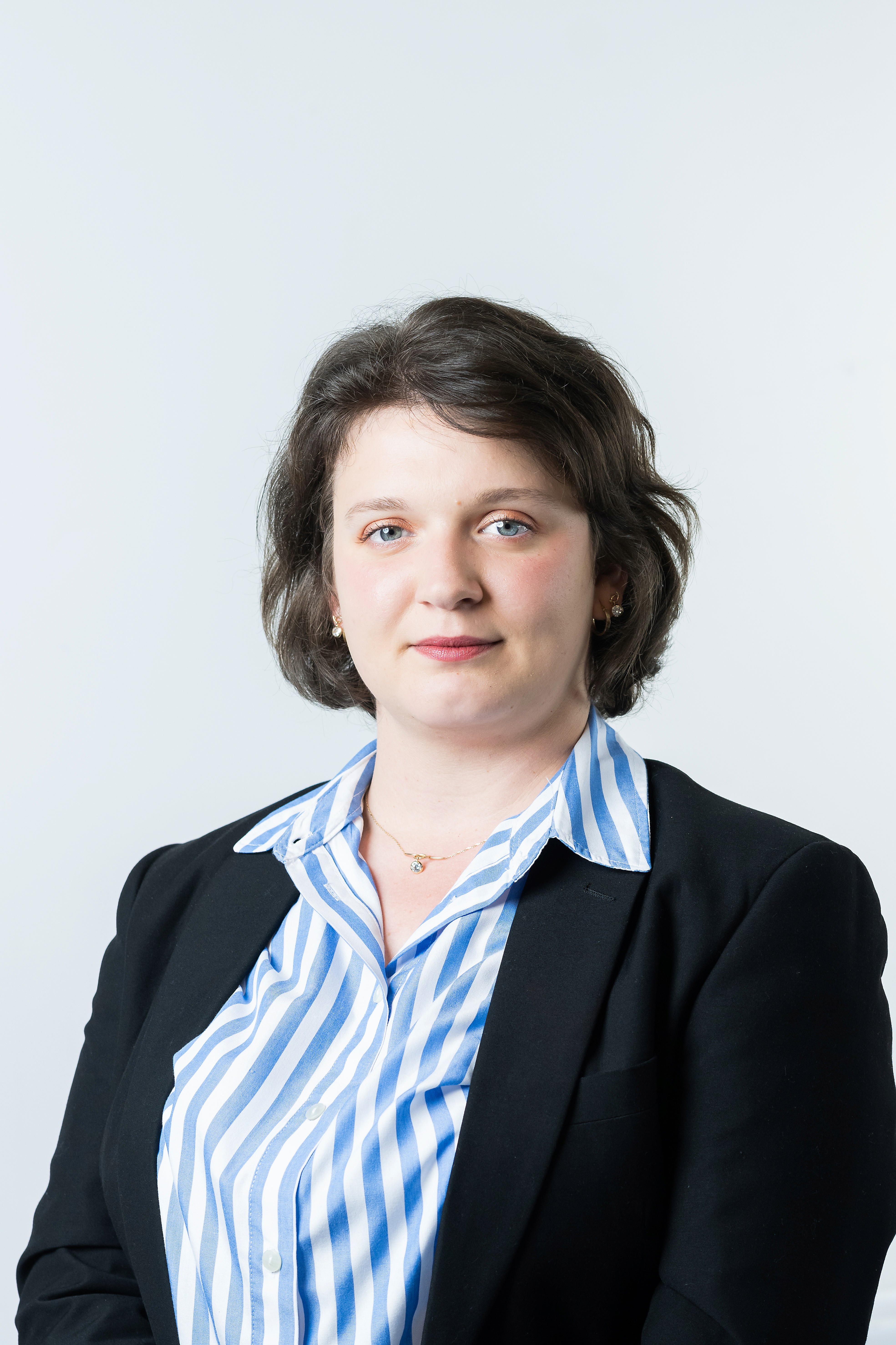 Headshot of Elena Paraschiv