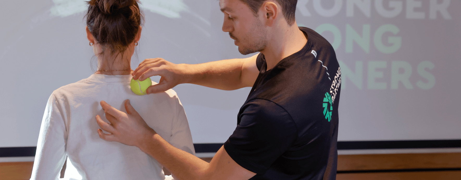 Bewegungsexperte Raoul bei einer Übung mit dem Tennisball am Rücken