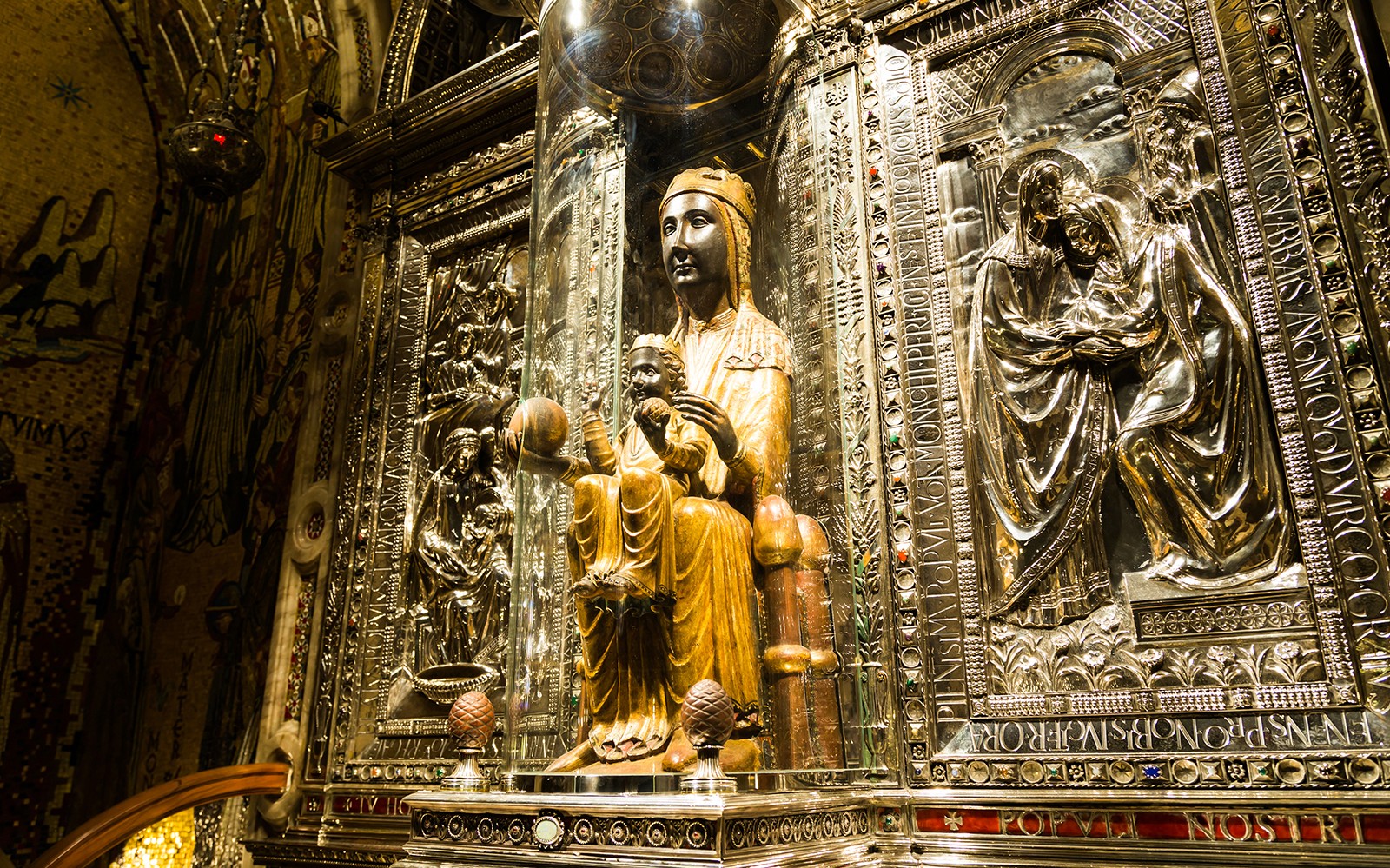 西班牙蒙特塞拉特修道院中的黑色圣母像。