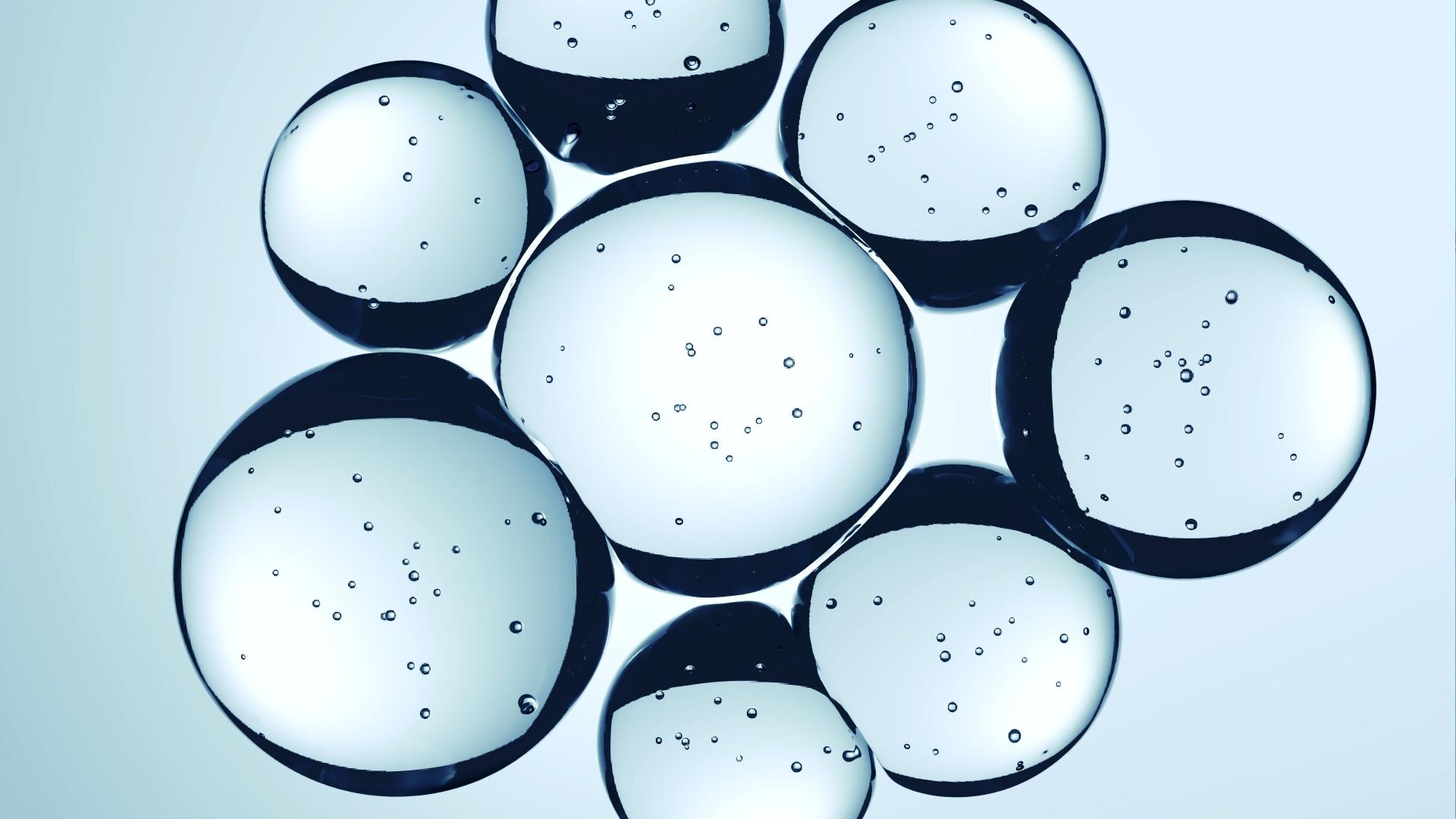 明るい背景に浮かぶ気泡の集合