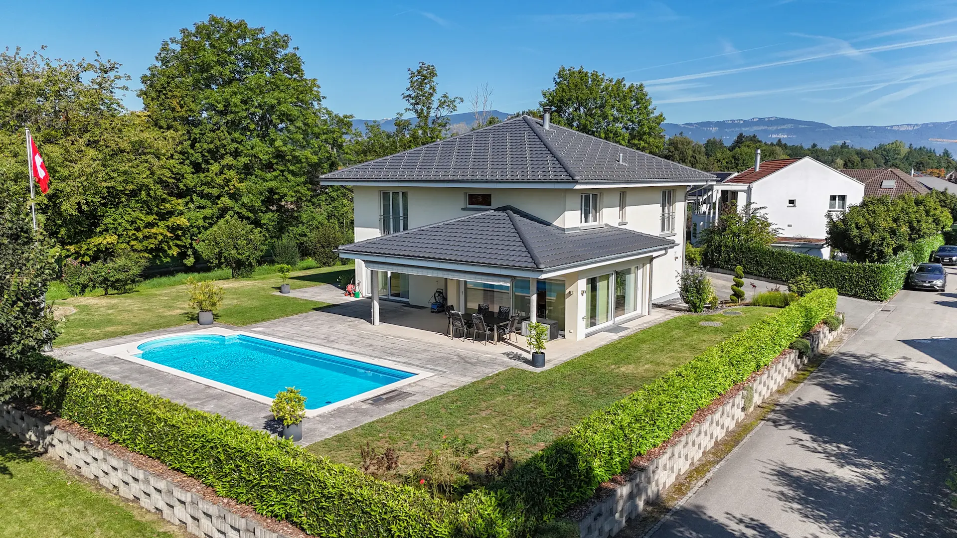 Modernes Einfamilienhaus mit Pool und Garten in Solothurn als Referenz von Kocher Immobilien AG