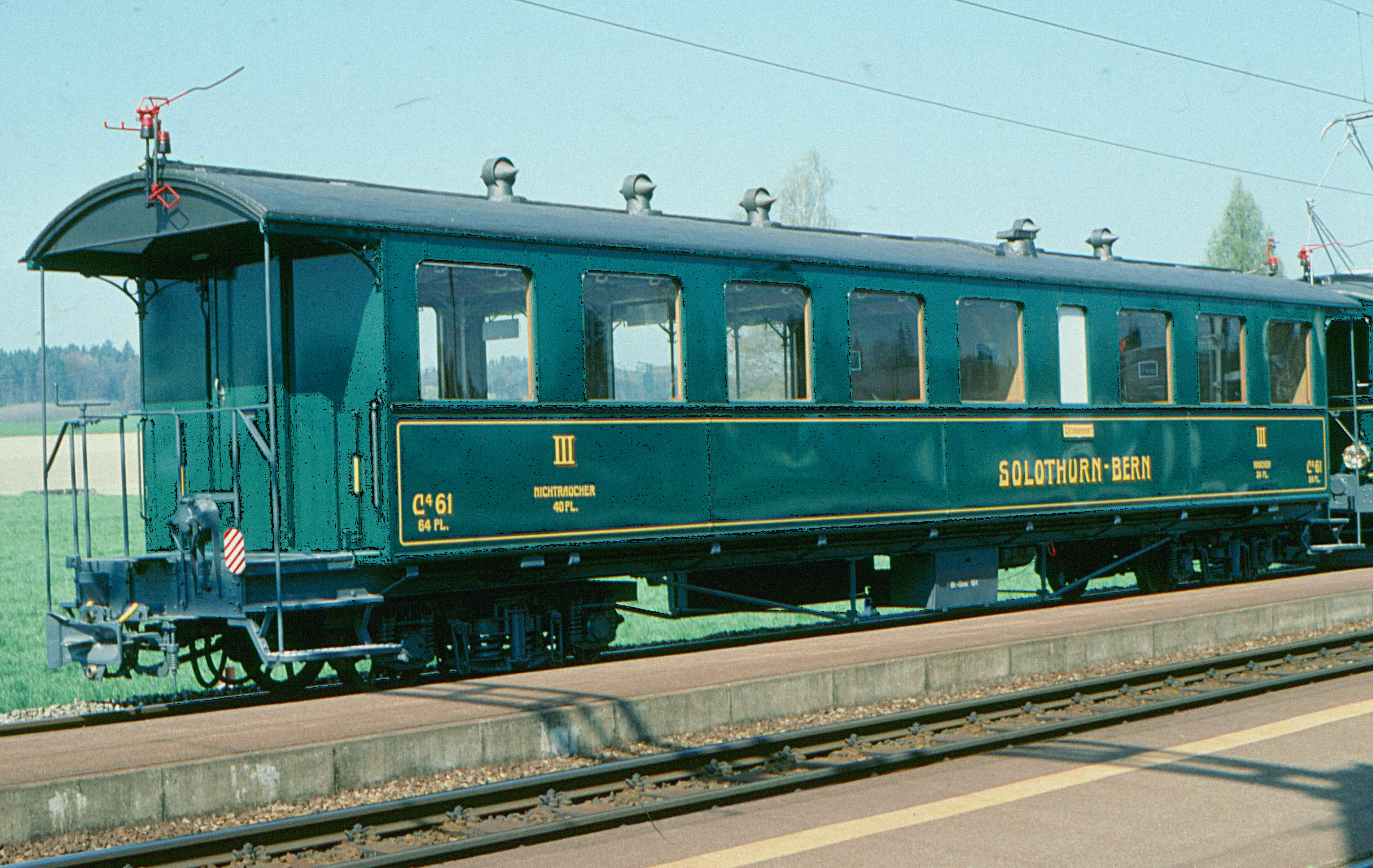 Der grünliche Hoschtet Schnägg an einem Bahnhofperron.