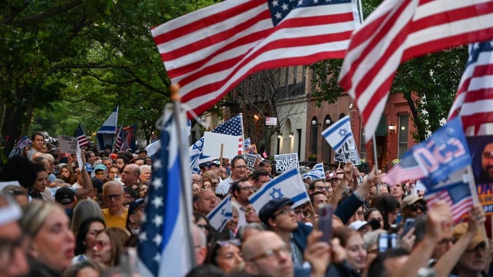Protesters demanding the removal of New York City Mayor Zohran Mamdani, near Gracie Mansion, May 26, 2026. Photo courtesy of Debra Nussbaum Cohen.