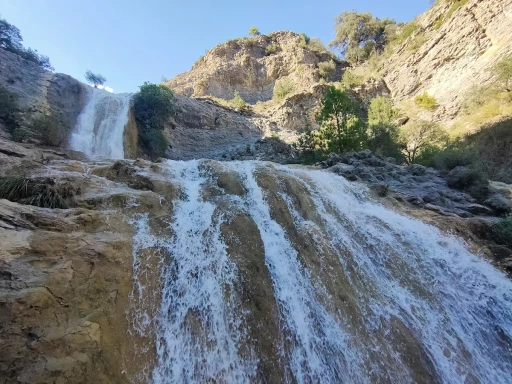 Cascade et vasque naturelle dans les Pyrénées catalanes