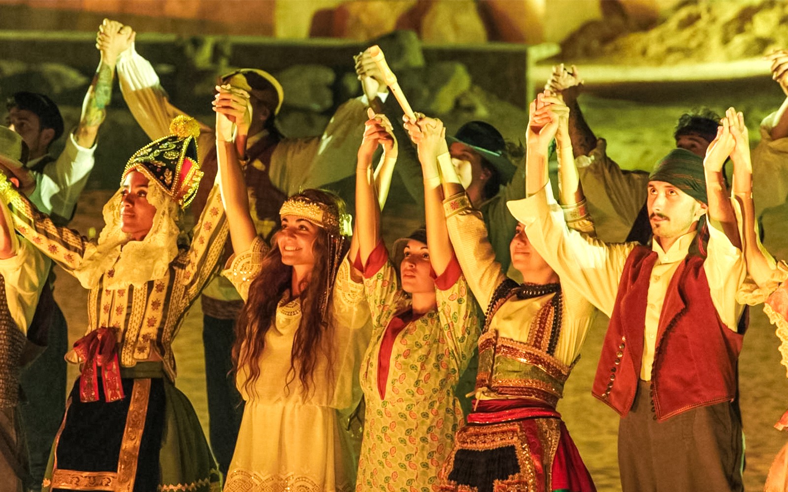 El histórico skyline de Toledo se ilumina durante el espectáculo nocturno El Sueño de Toledo, con luces vibrantes y actuaciones culturales.