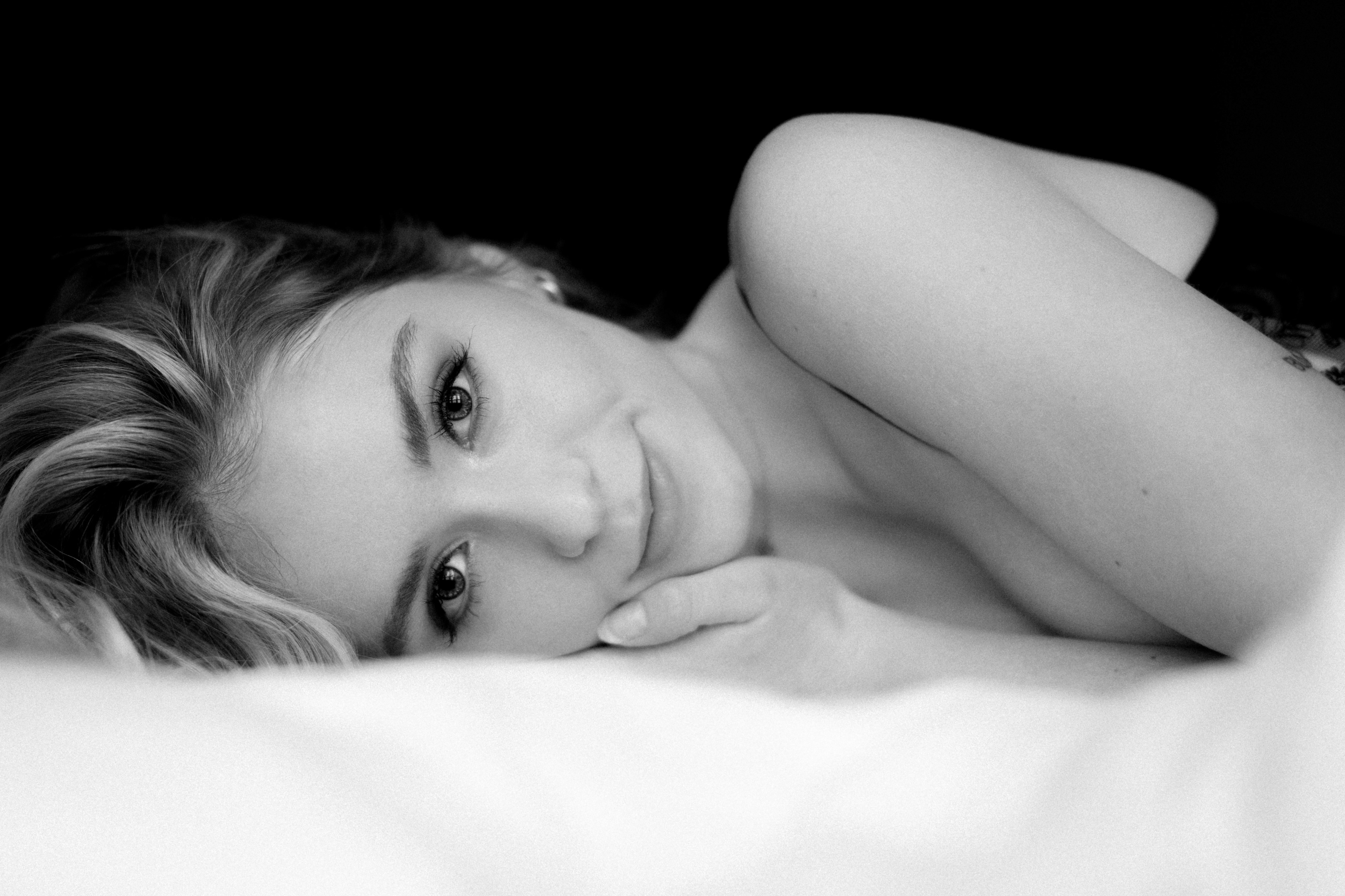 Sensual boudoir photography by Ramona; self-love art in Switzerland's Solothurn.