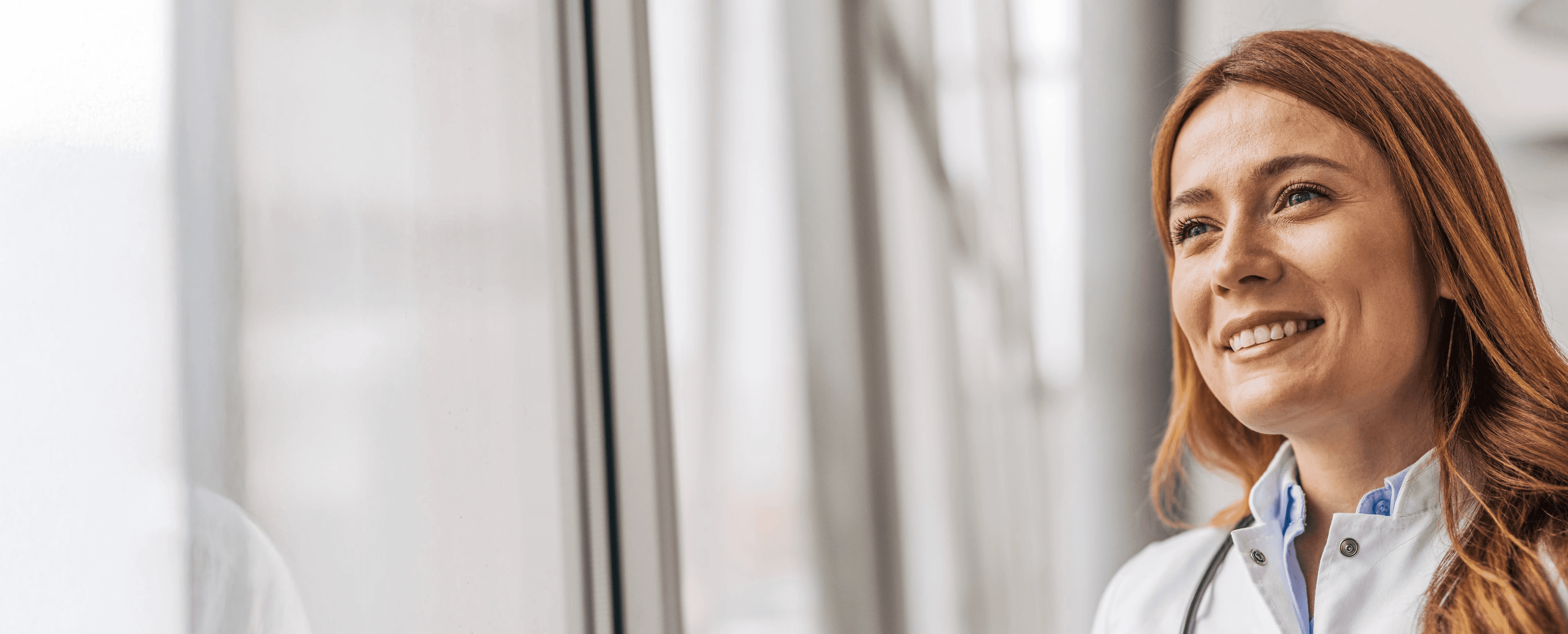 adhire Ärzte Header freundliche Ärztin lächelt