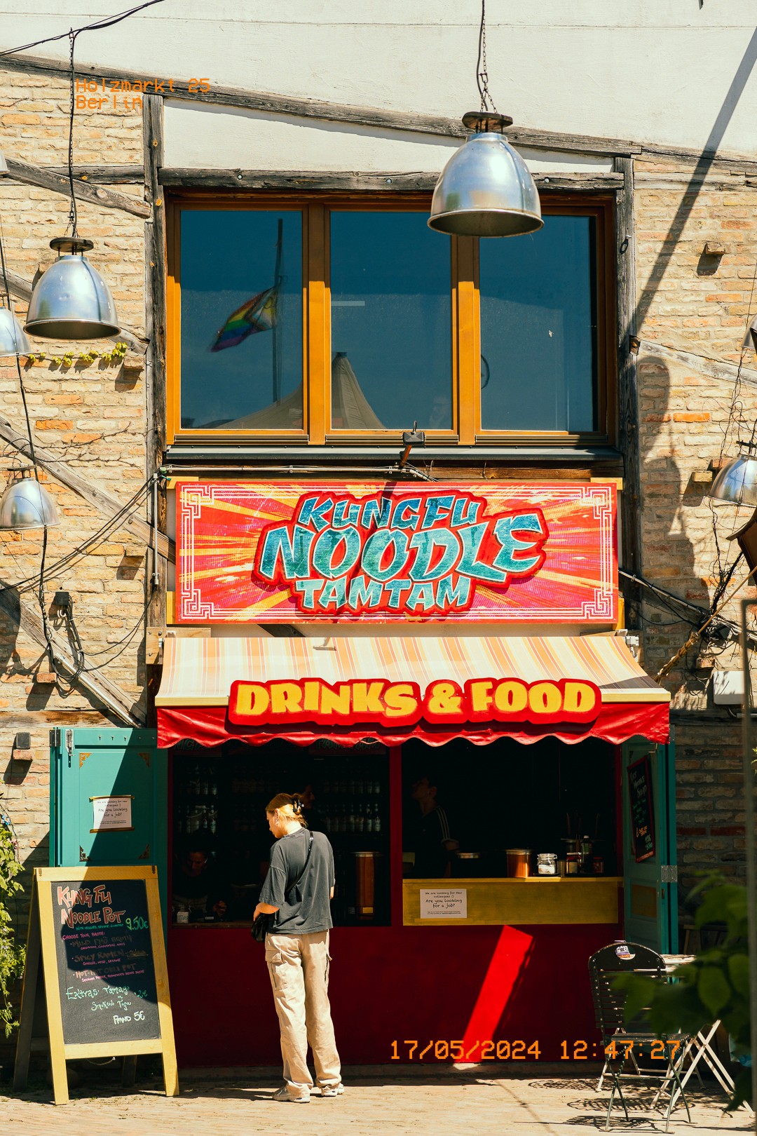 Devanture colorée du stand Kungfu Noodle à Holzmarkt, Berlin, sous un ciel ensoleillé.