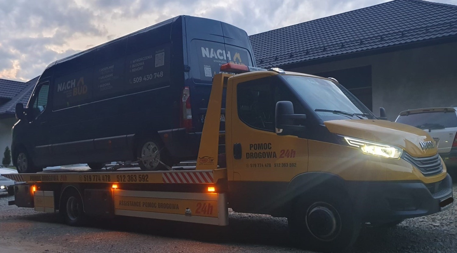 Czas dojazdu pomocy drogowej 24h – laweta w trakcie interwencji