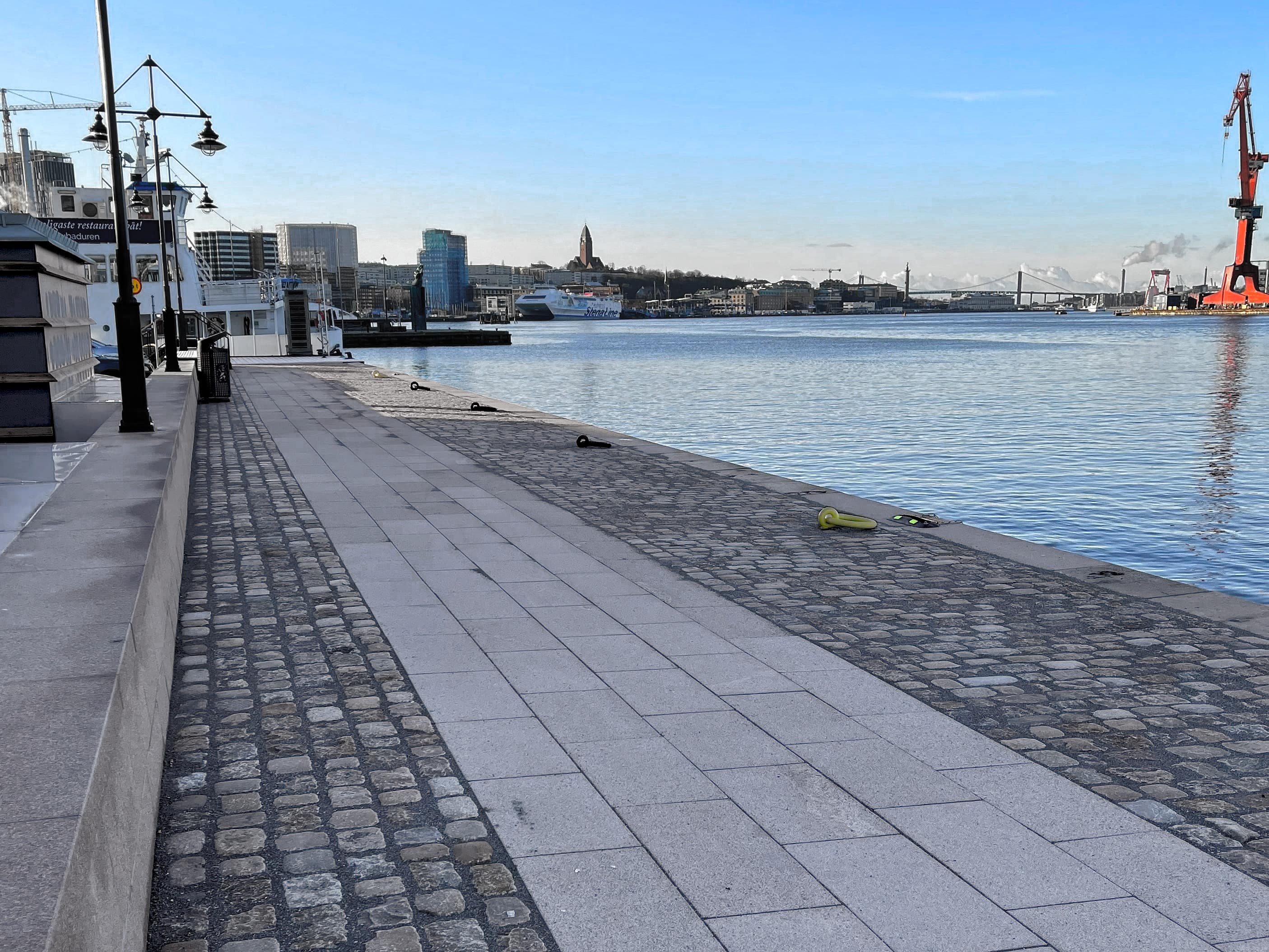 Vista aérea de uma área bem pavimentada com o logo da Astrimant e o texto "Empresa de pavimentação na Suécia" sobreposto.