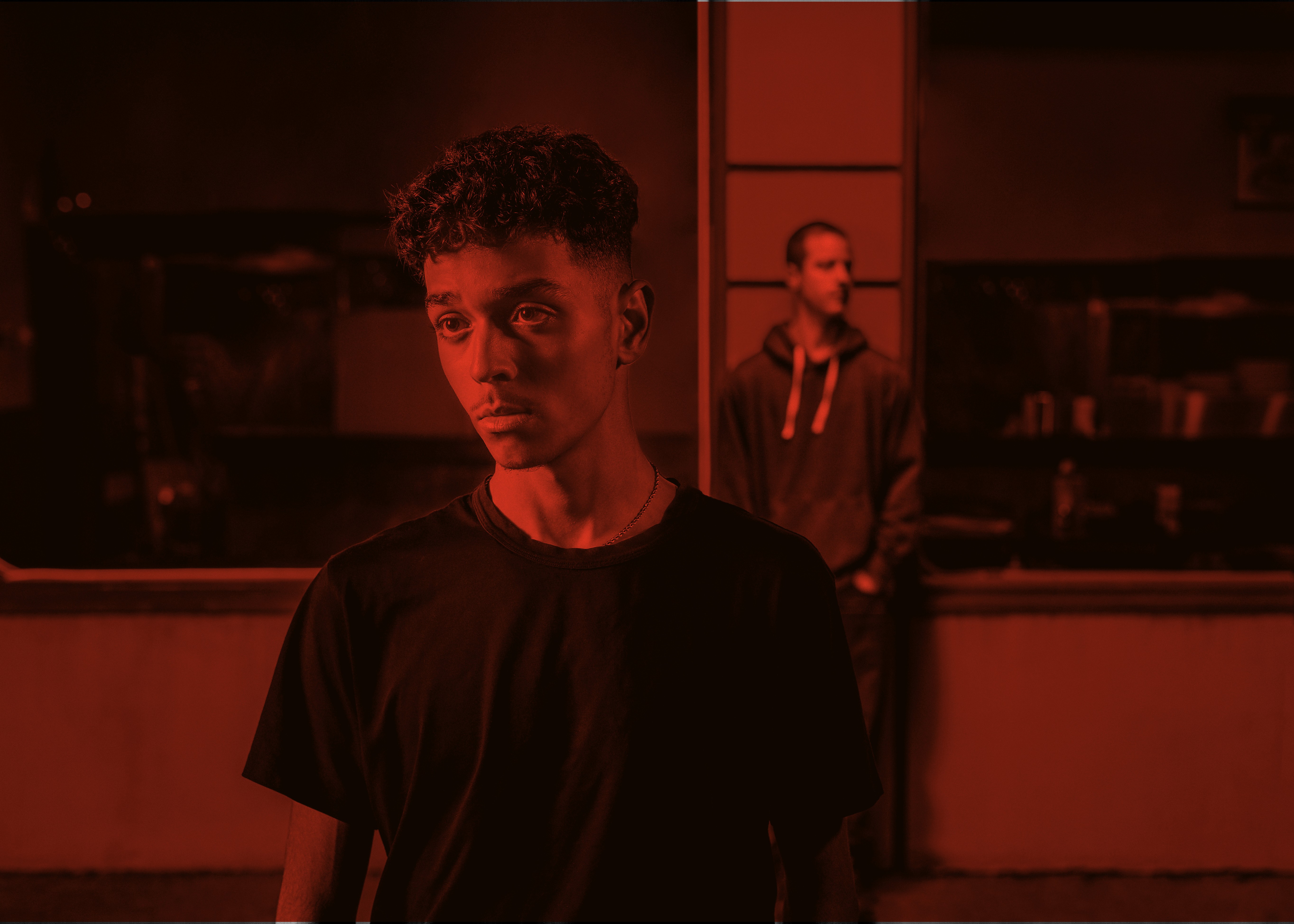 Trois personne assis à table partagent un repas. Scène tirée du long métrage Respire