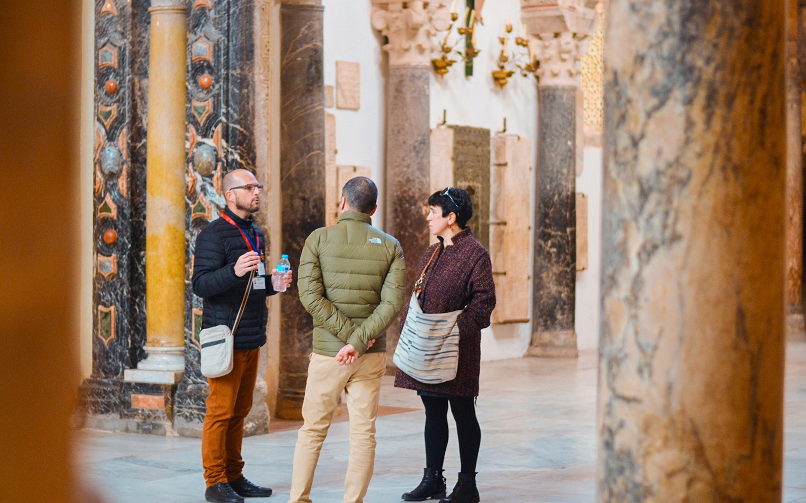 Führung zur Erklärung der Geschichte für Touristen in der Mezquita von Córdoba.