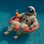 Astronaut mit einem Cocktail in der Hand in einem Schwimmring im Wasser.
