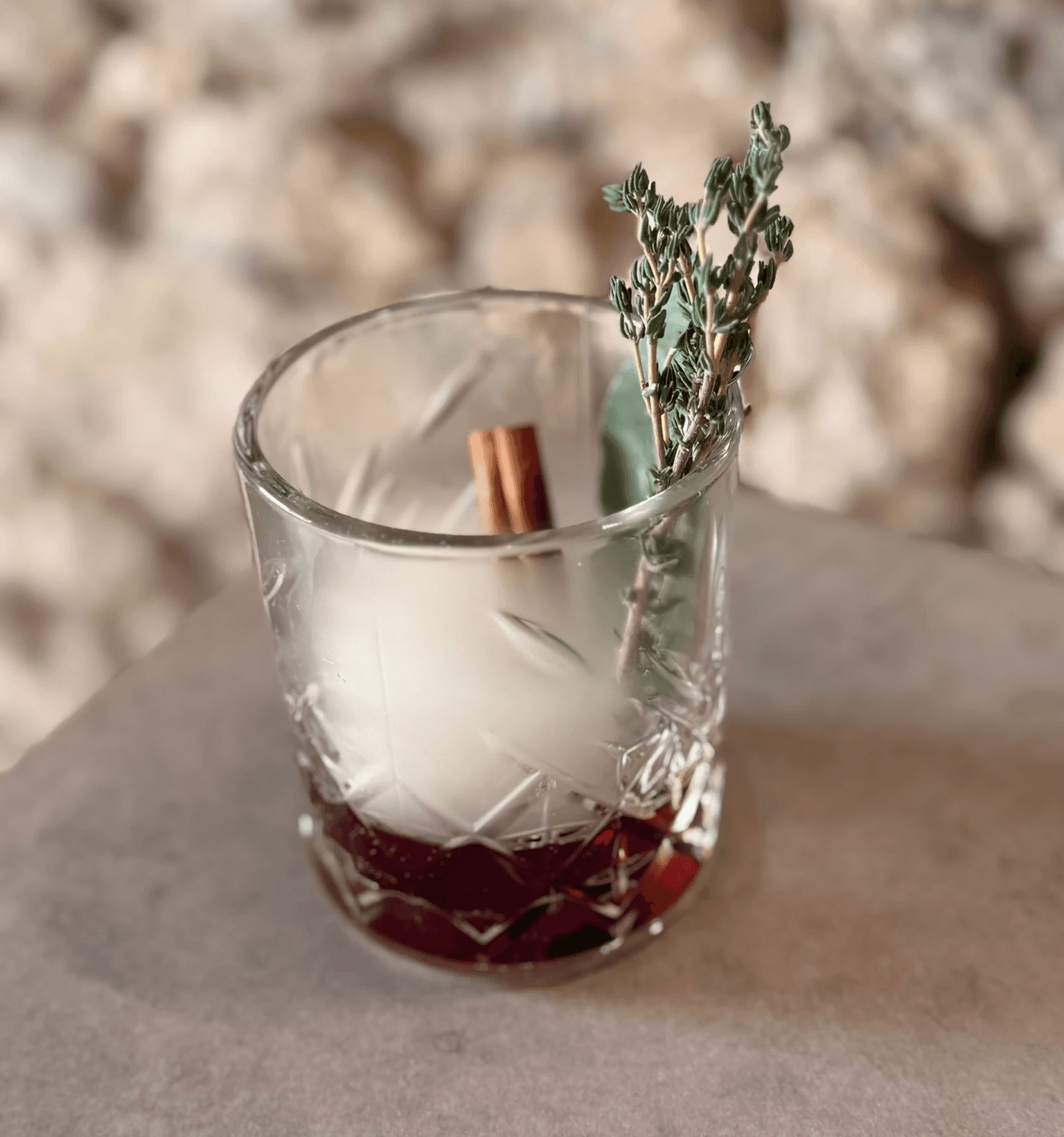 Une verre de champagne sur un comptoir