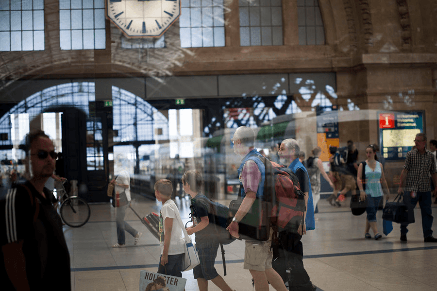 Mitarbeiterin der Bahnhofsmission Hannover hilft einer Person am Hauptbahnhof