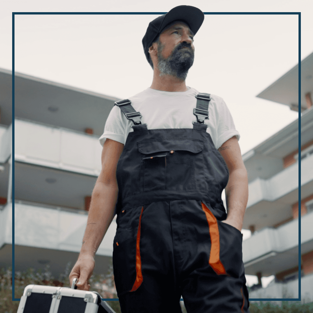 Ein Handwerker mit Koffer in der Hand