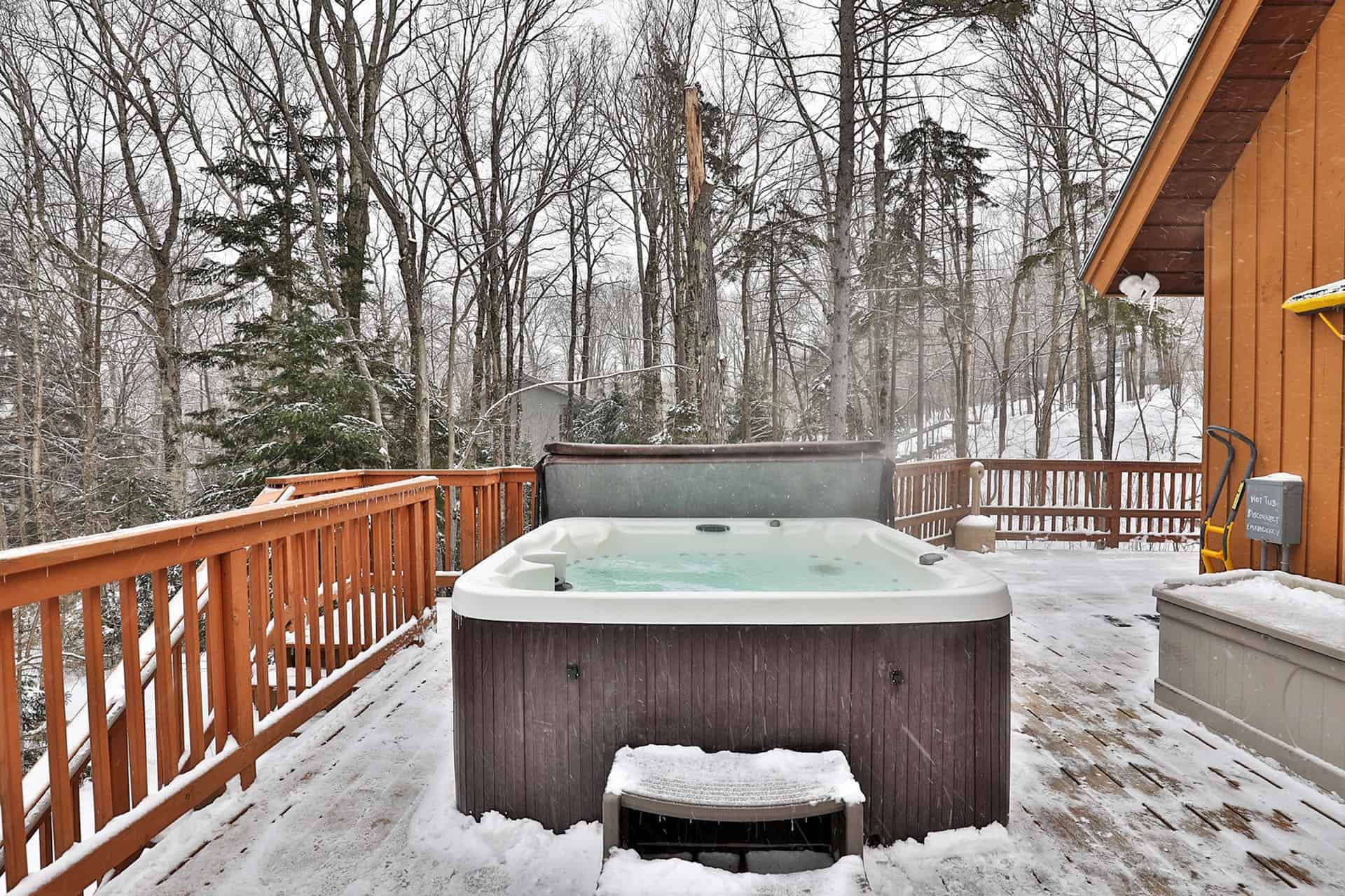 Cabane simple des Locations courte durée avec jacuzzi
