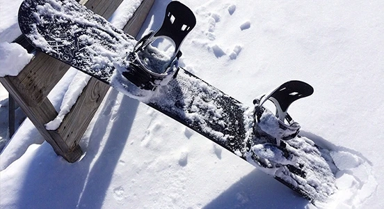 Snowboard posé dans la neige