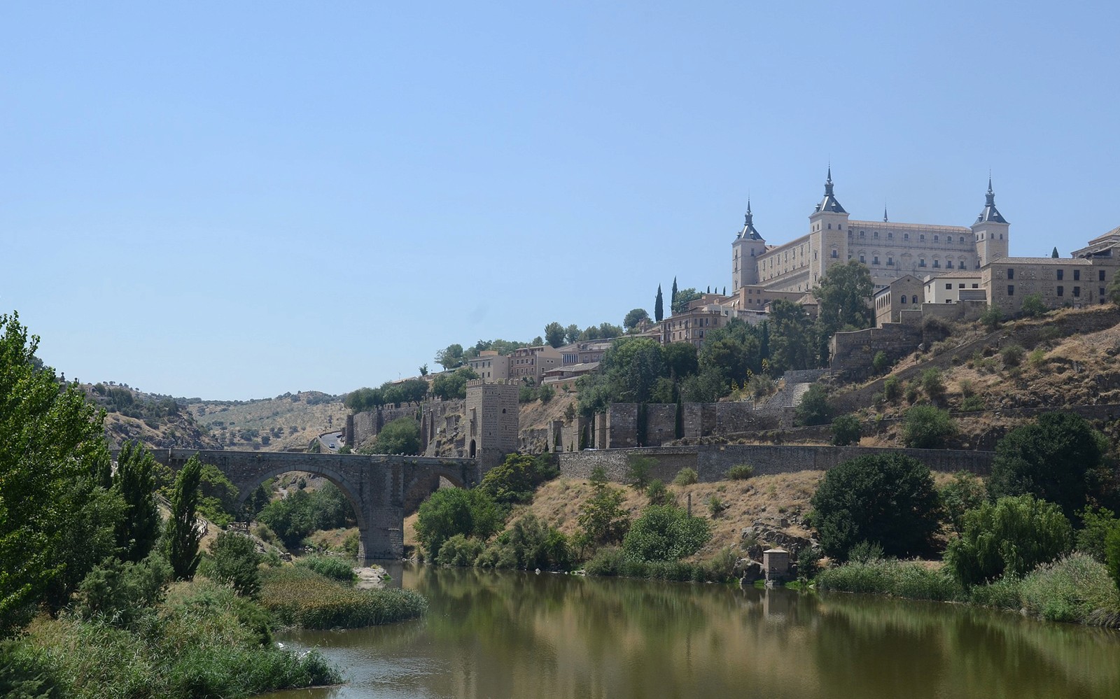 托萊多的阿爾卡薩和阿爾堪塔拉橋橫跨塔霍斯河，西班牙。