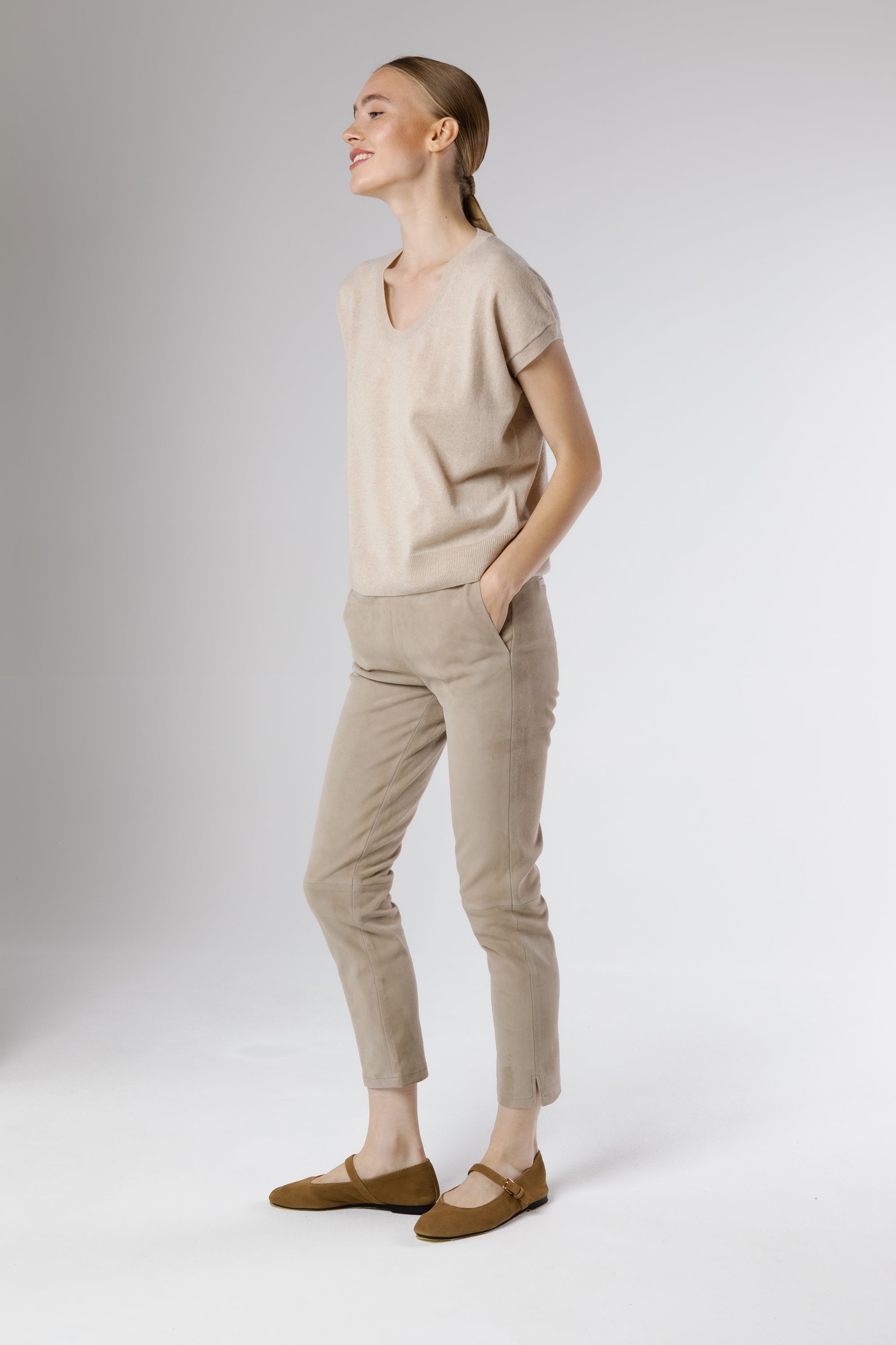 Model wearing the Hamlet Cashmere Pullover Silk styled with slim beige trousers and soft leather flats for a refined, effortless look.