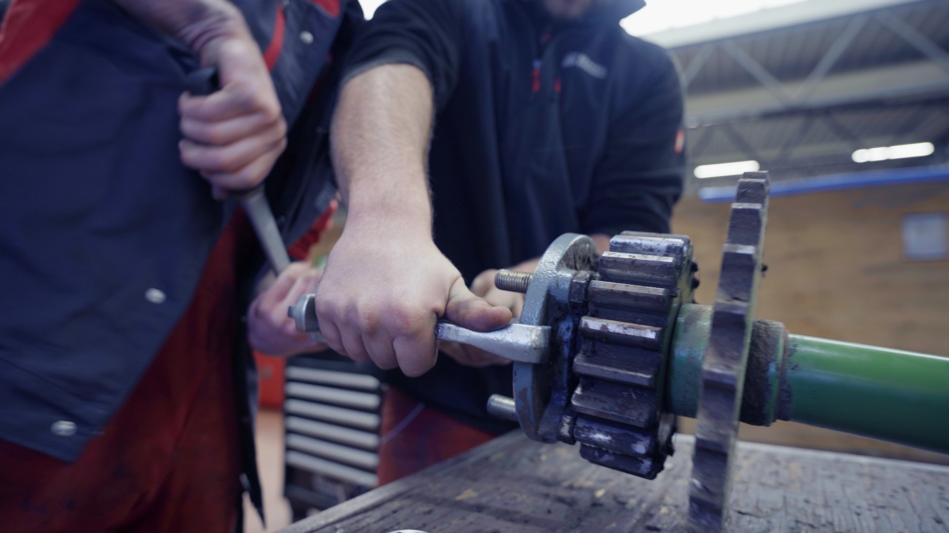 Detailaufnahme eines Produktionsprozesses im Industriefilm