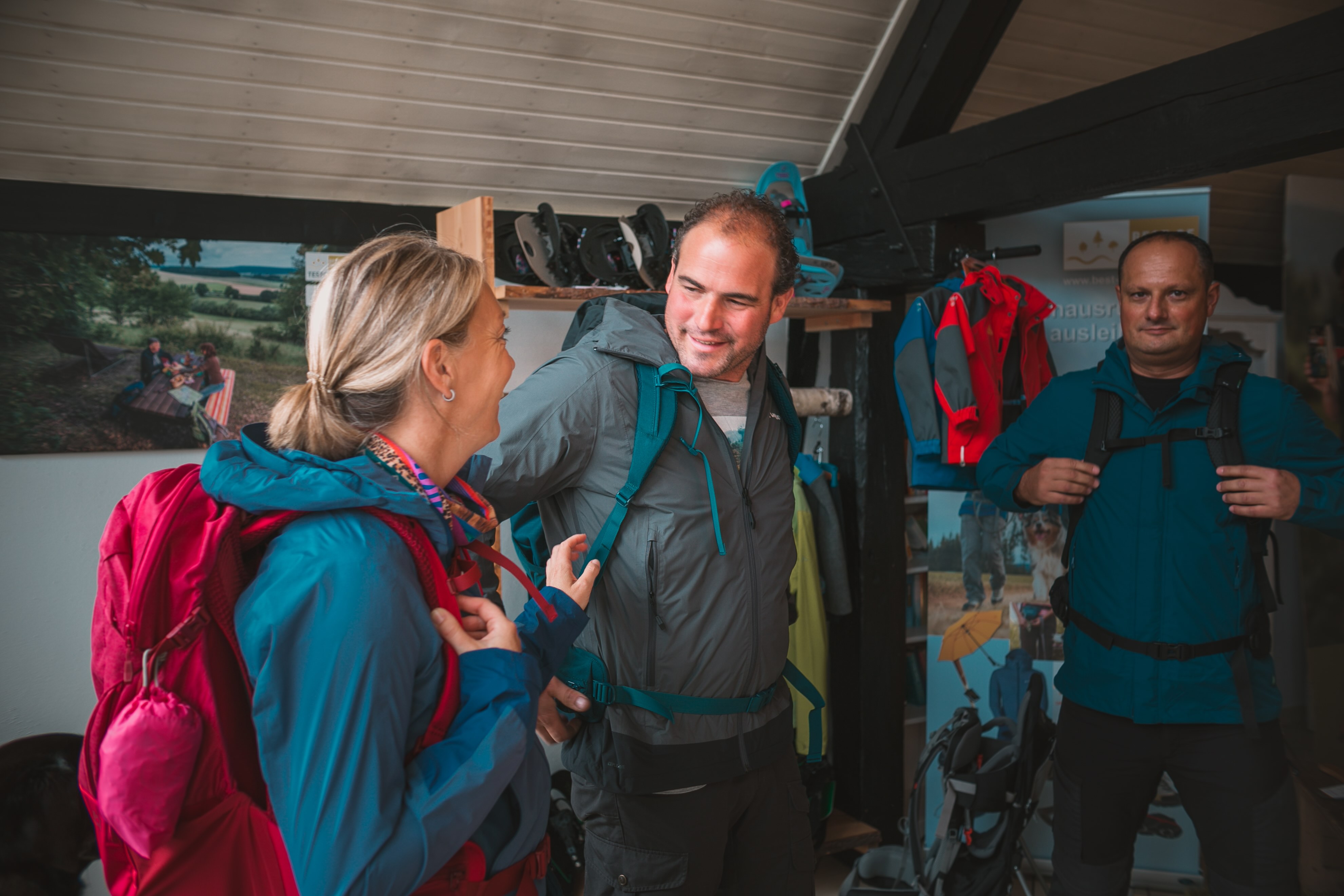 Pärchen beim ausleihen von Wander Equipment im Best of Wandern Testcenter