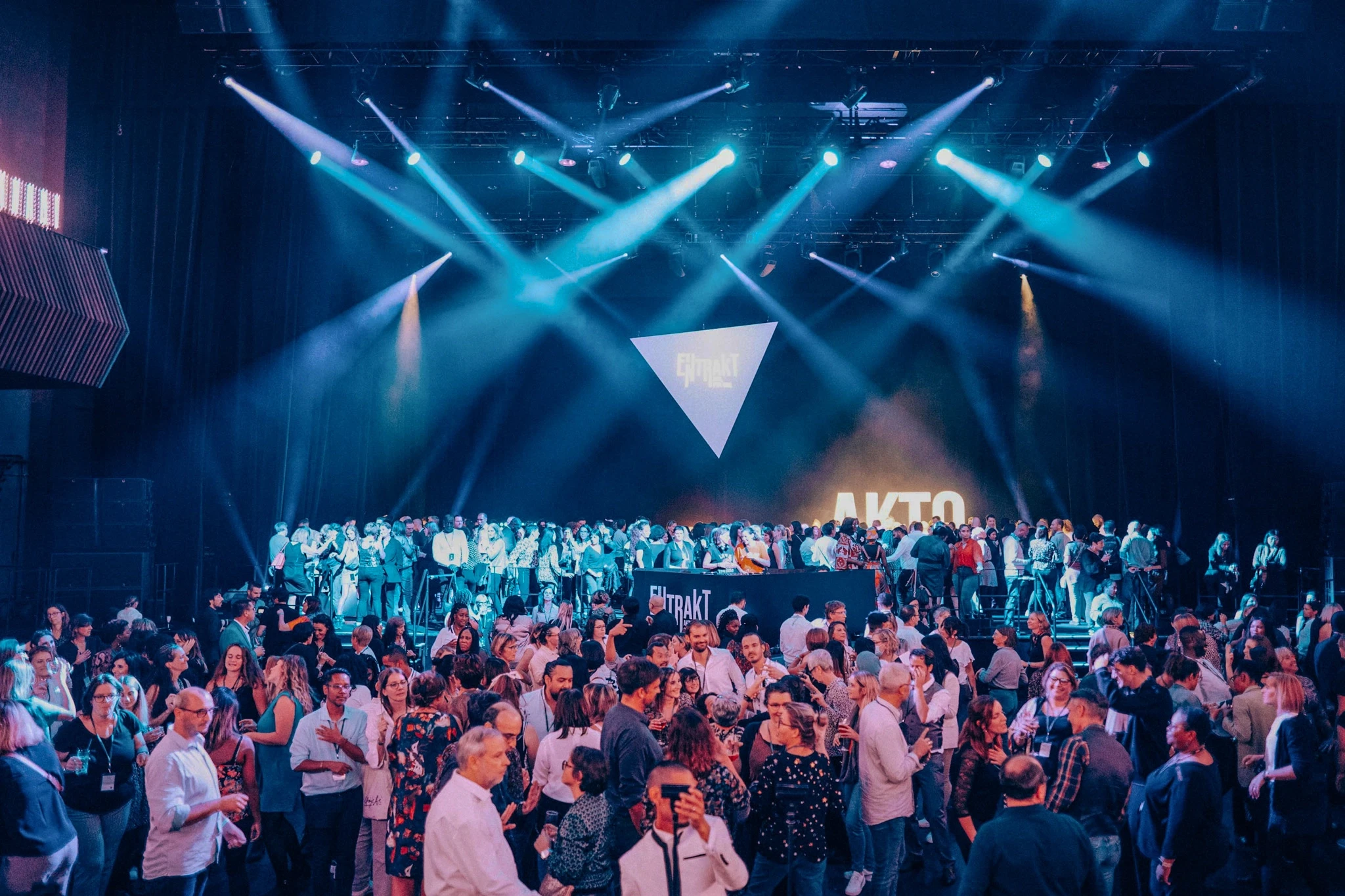 Vue d'ensemble du séminaire "Entrakt" pour AKTO, illustrant notre expertise en "Événements mémorables" et en communication interne pour fédérer les collaborateurs autour d'une culture d'entreprise forte.