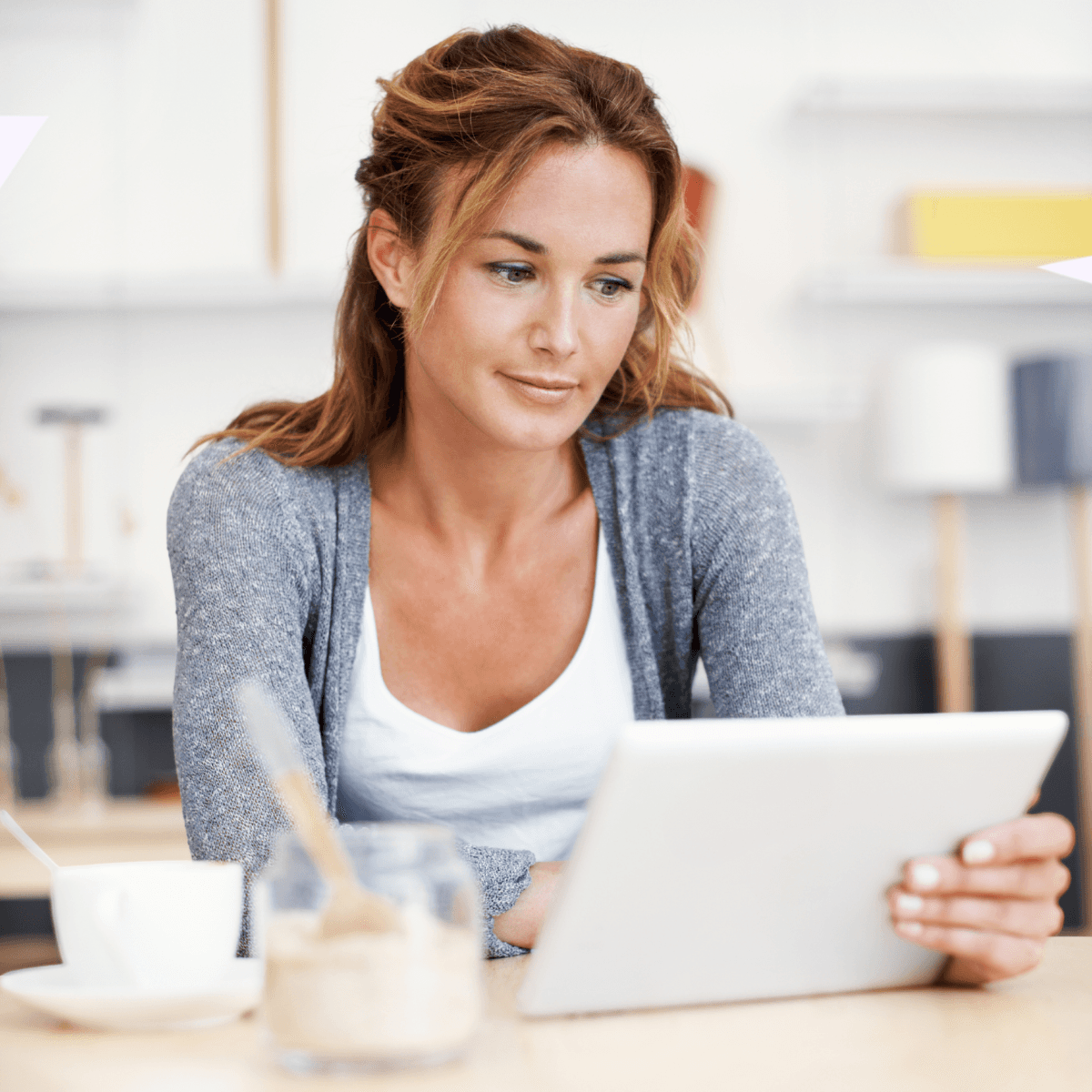 Personne professionnelle souriante dans un bureau clair avec des documents