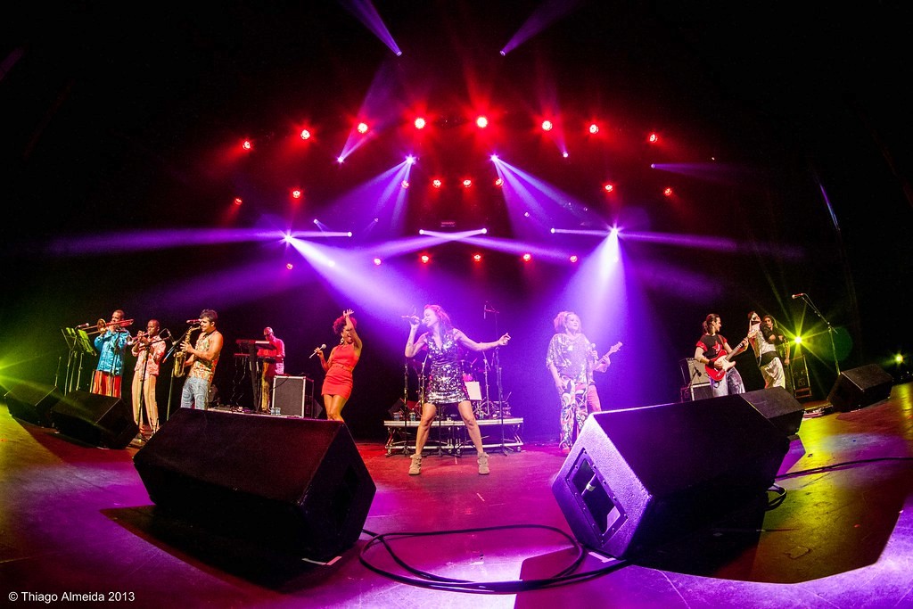 Garçom‑barista oferece espresso recém‑tirado em copo biodegradável, reforçando a hospitalidade sustentável do stand.