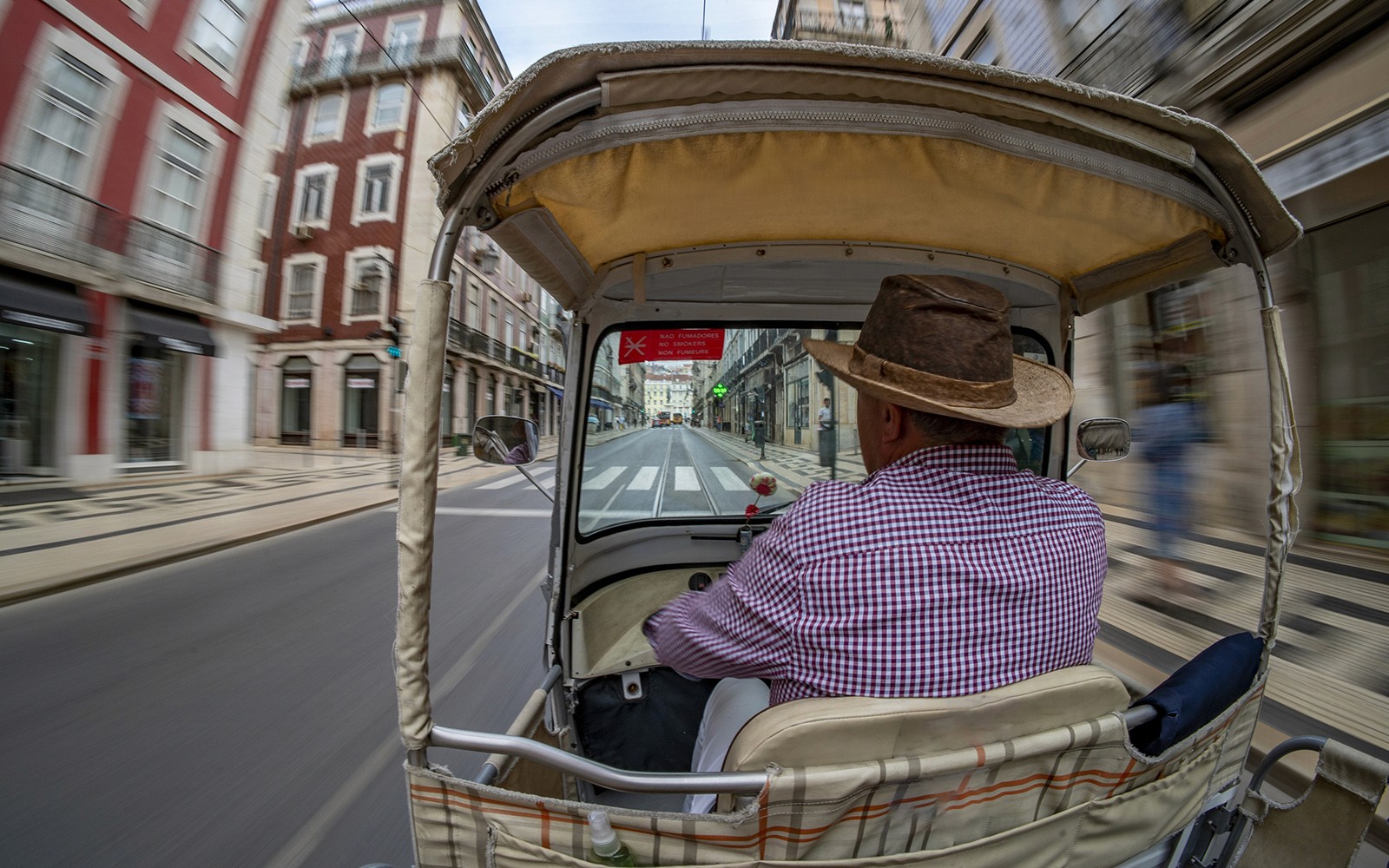 乘坐私人电动嘟嘟车穿行于城市街道,享受半日导览观光之旅。