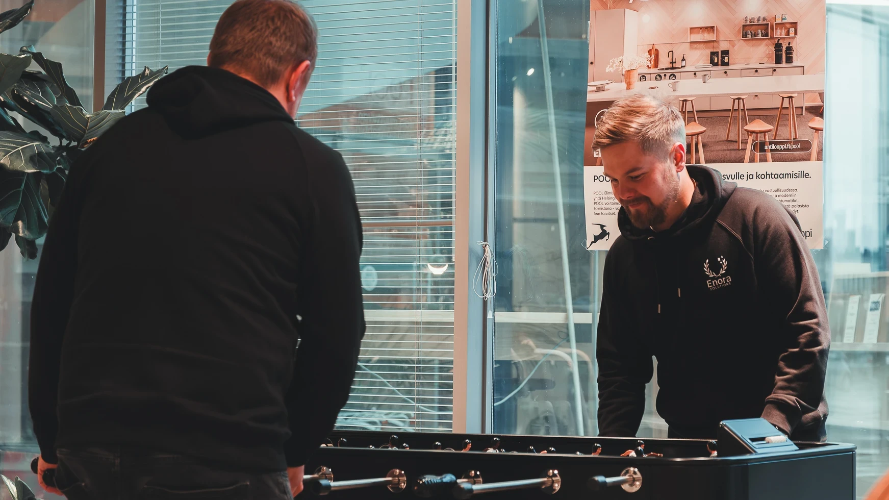 Enora Solutions COO Karri Uosukainen ja Lead Architect Sami Ropponen toimistolla